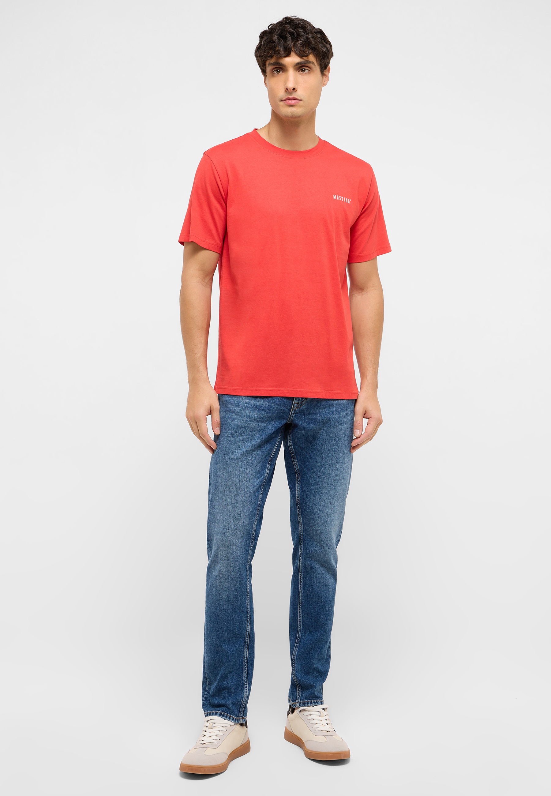 T-shirt, Hosen, Person, Stehend, Jugendlich