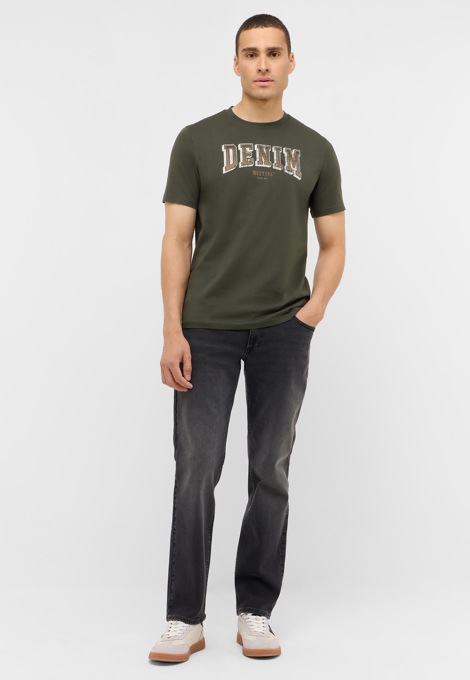 T-shirt, Hosen, Person, Stehend, Hemd