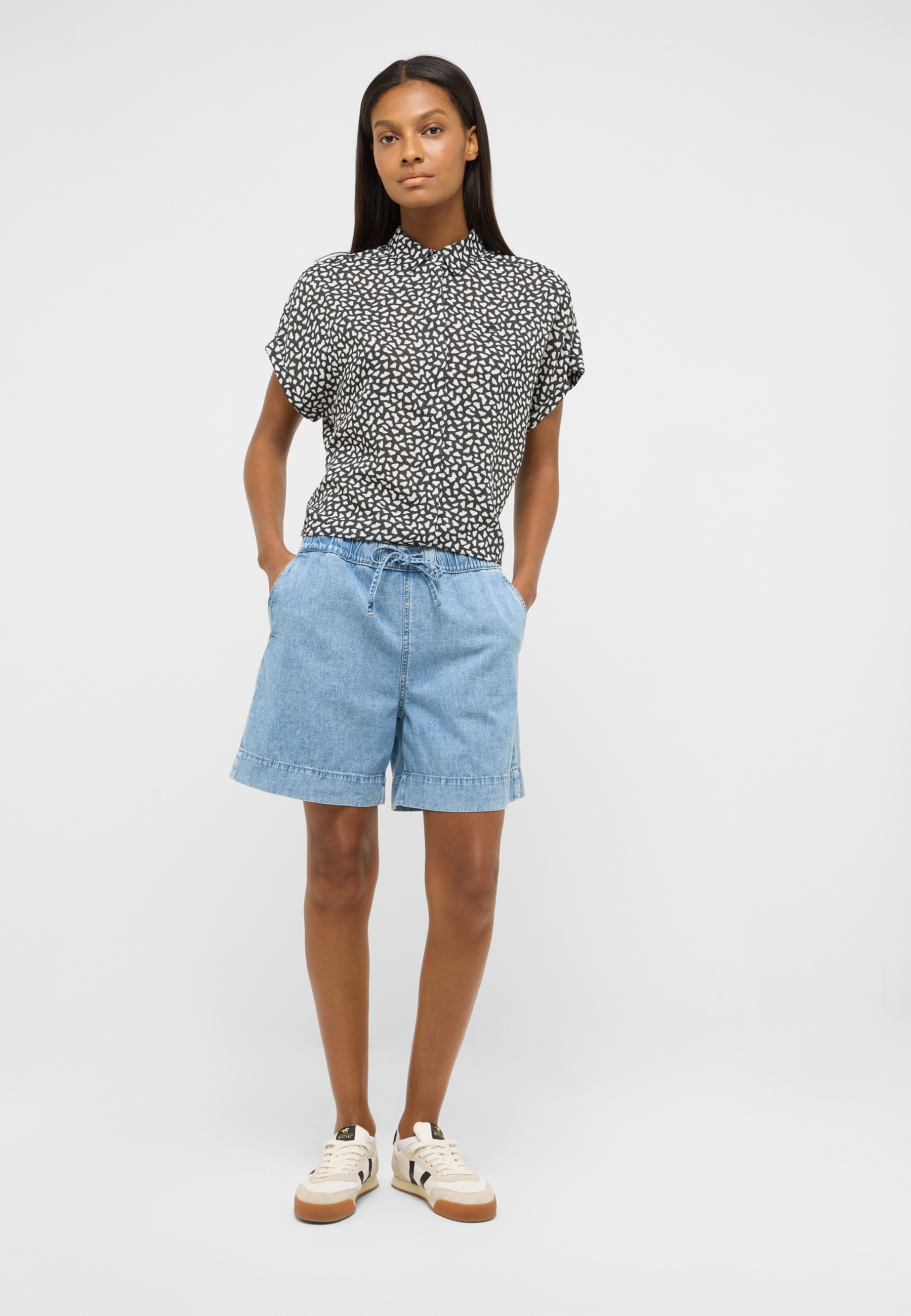 Kurzarmhemd, Musterdruck, Bluse, Denim-Shorts, Sneaker