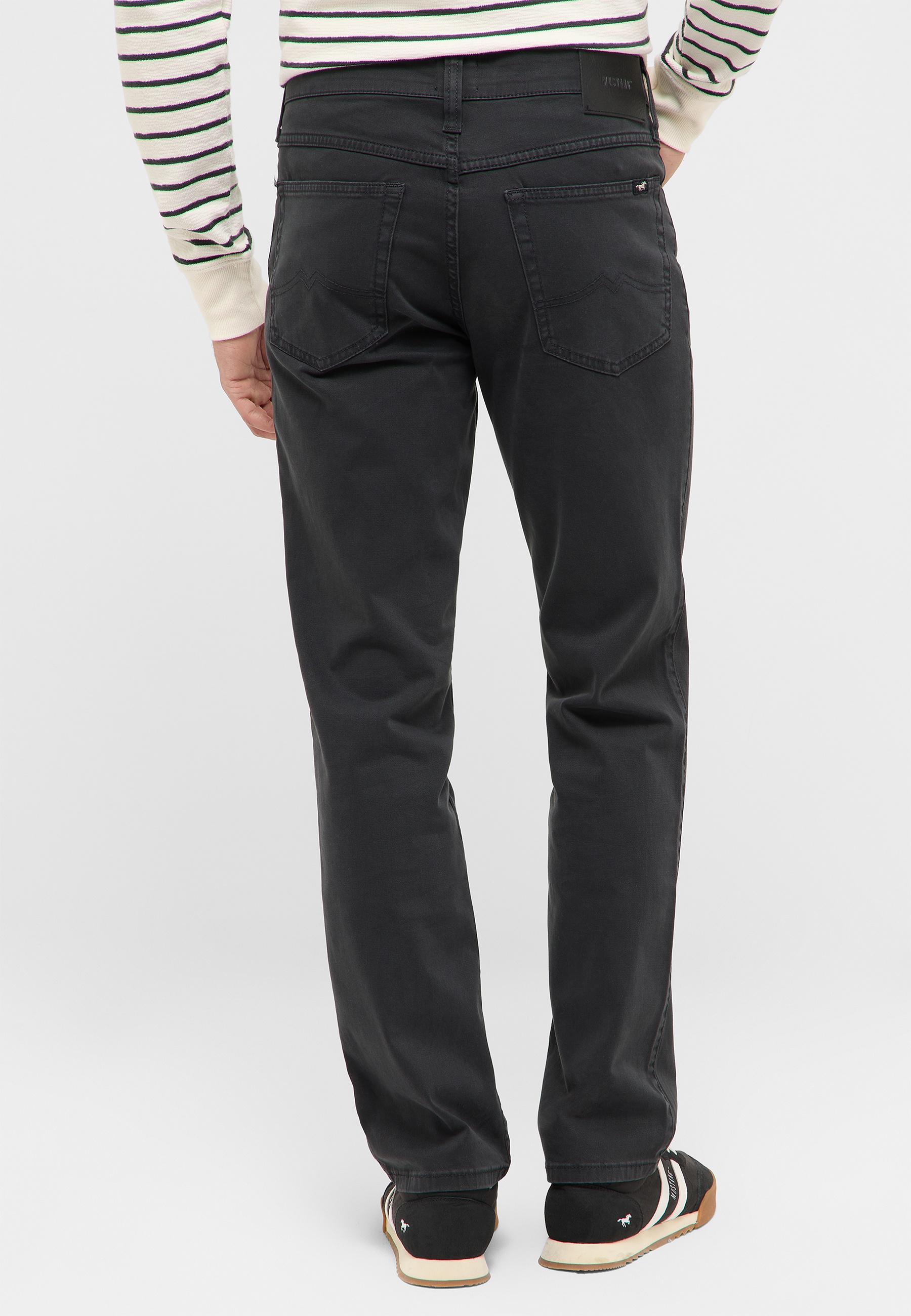 jeans, pants, back pockets, dunkle Waschung, gerade Beinform
