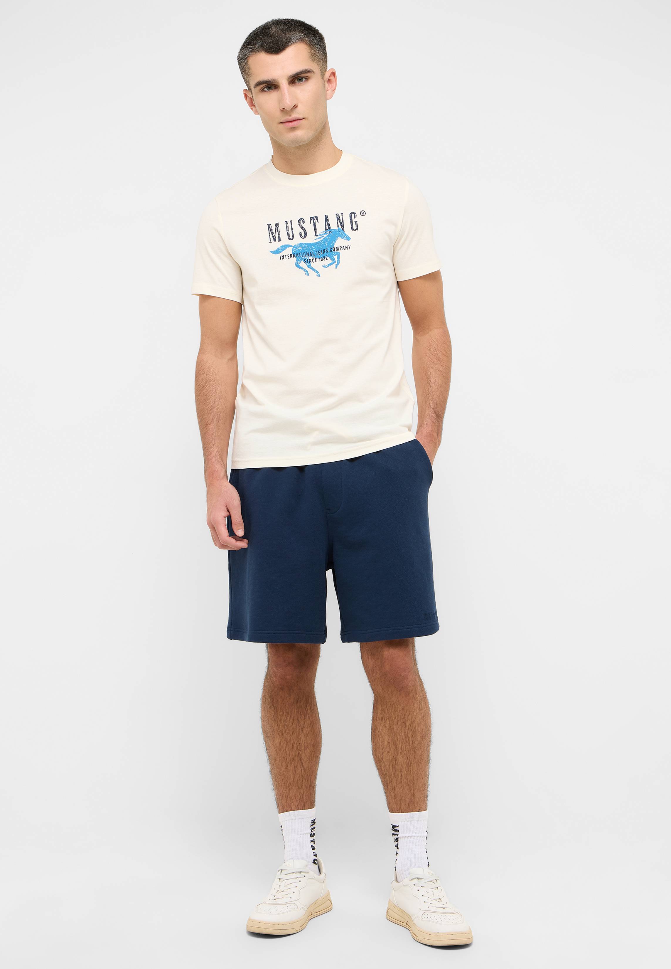 Bekleidung, Kurze Hosen, T-shirt, Person, Strandmode