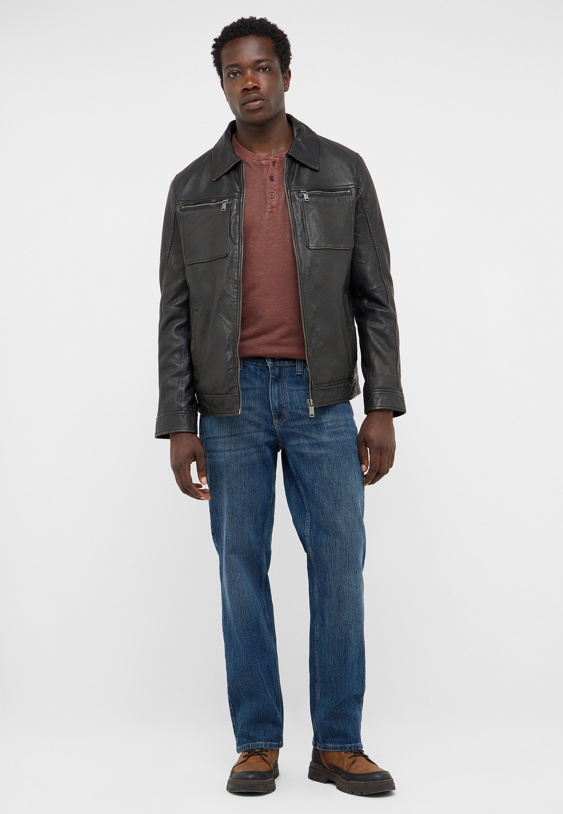 Lederjacke, Reißverschluss-Taschen, knöpfbarer Kragen, braunes Henley, blaue Jeans