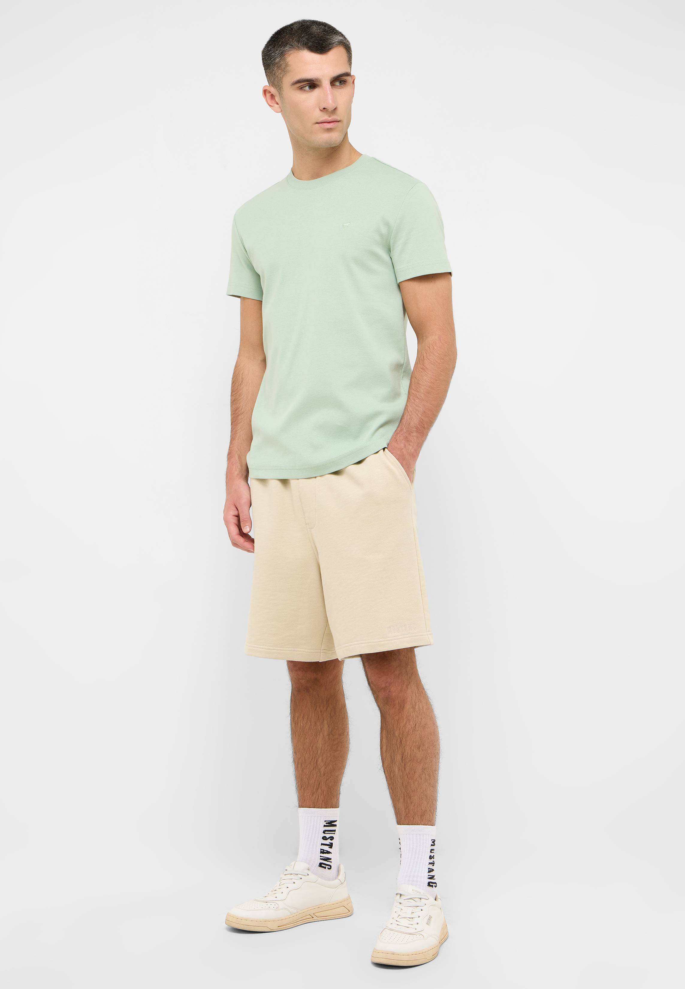 Bekleidung, Kurze Hosen, Person, T-shirt, Khaki