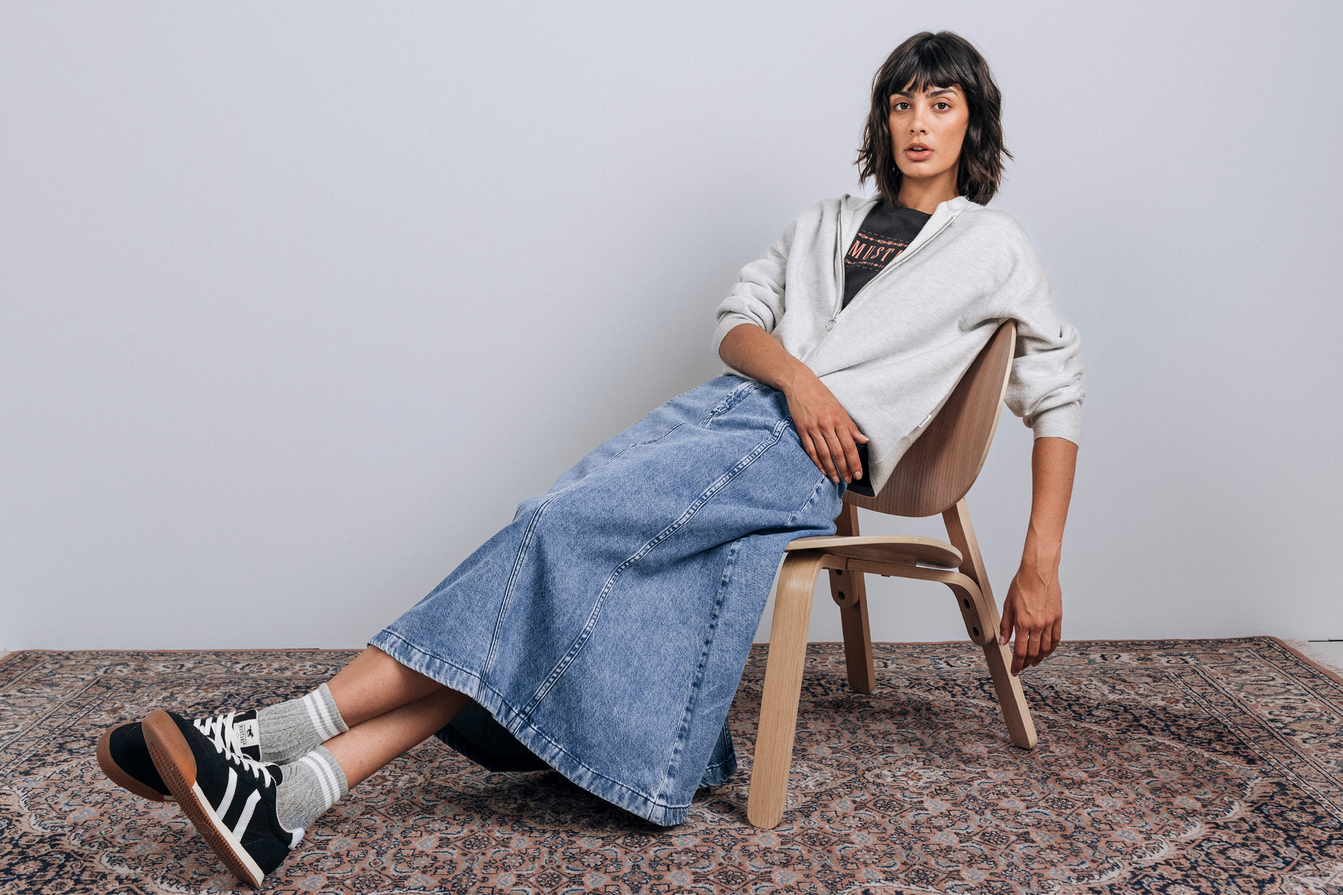 Person, Sitzen, Hosen, Schuh, Jugendlich