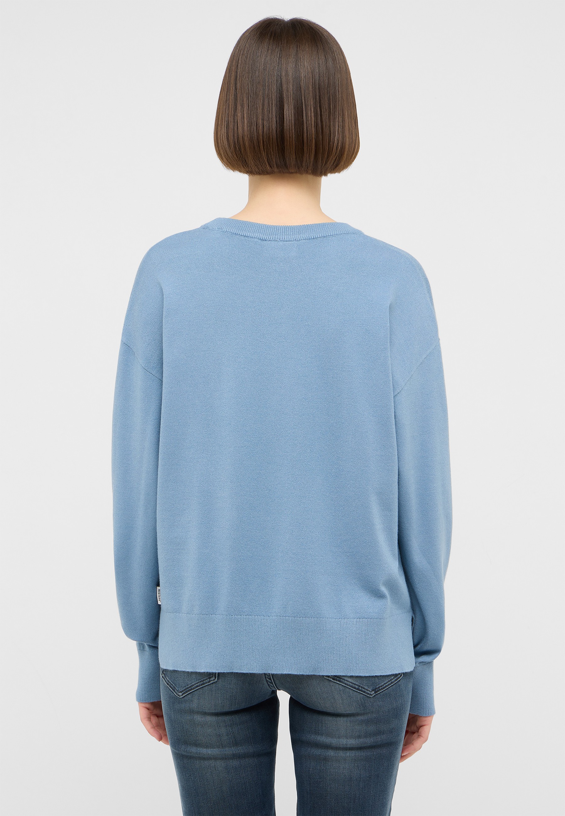 Rückansicht, blauer Pullover, Rundhalsausschnitt, lange Ärmel, gerade Saum