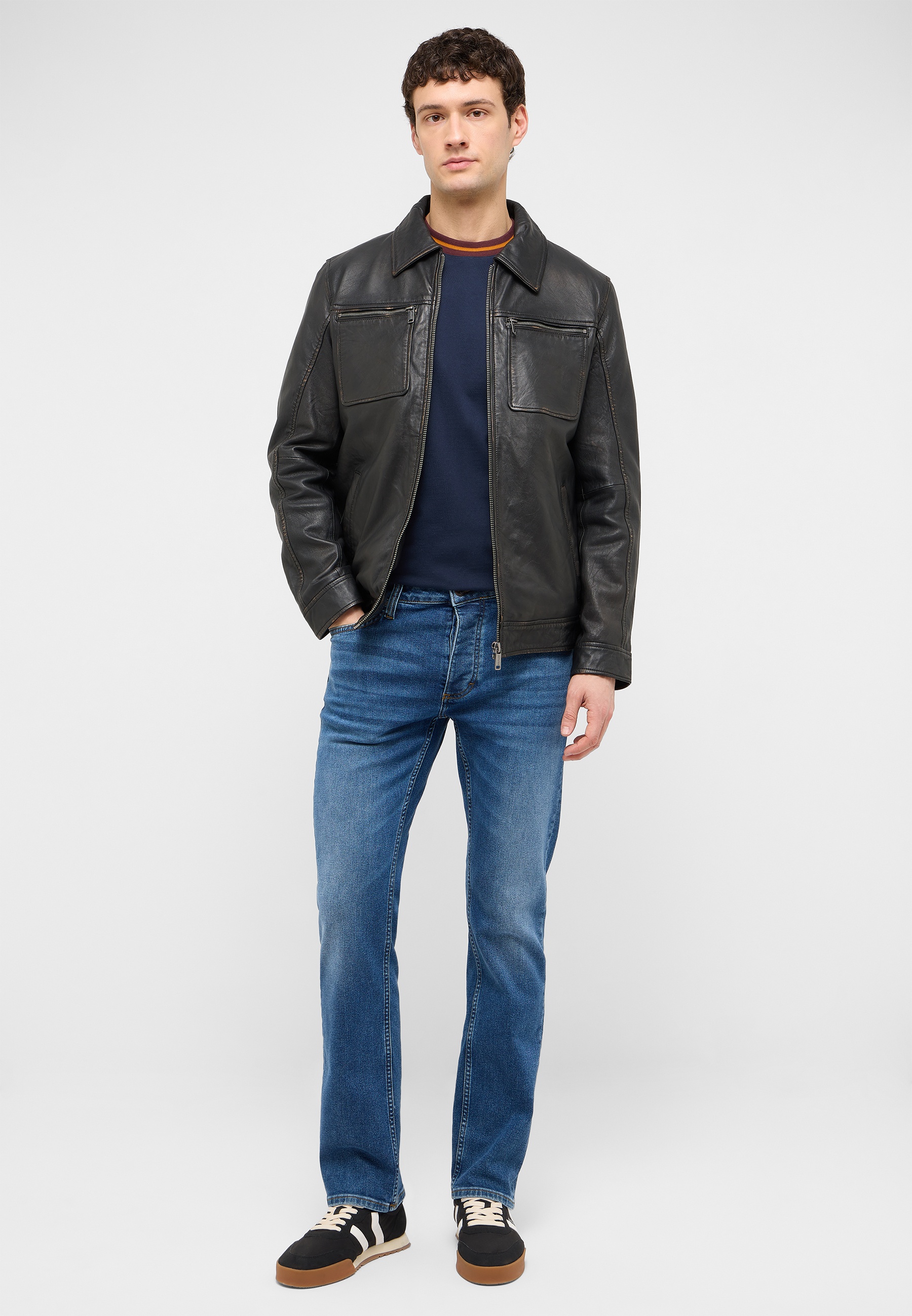 lederjacke, jeans, t-Shirt, schuhe, komfort