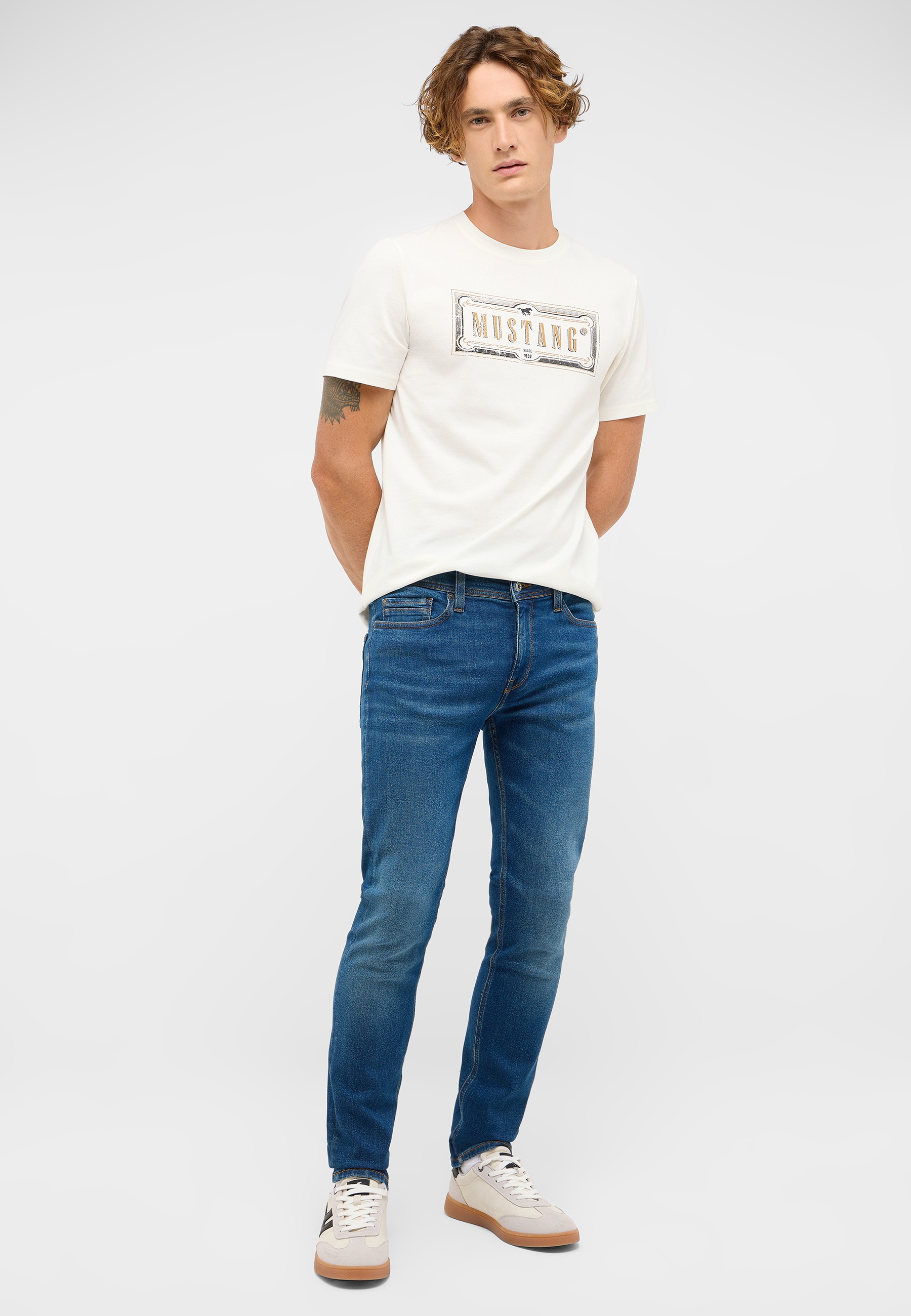 Bekleidung, Hosen, T-shirt, Jeans, Person