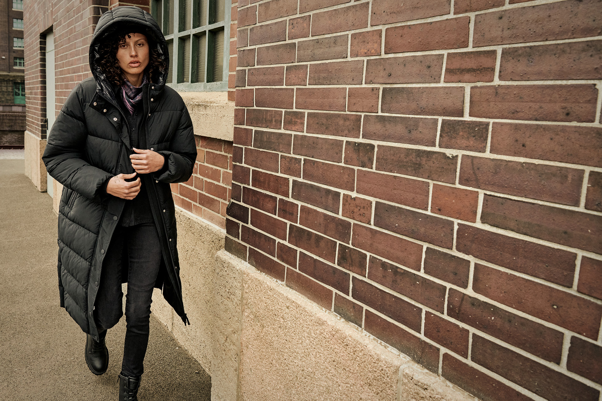 Mantel, Jacke, Backstein, Mauer