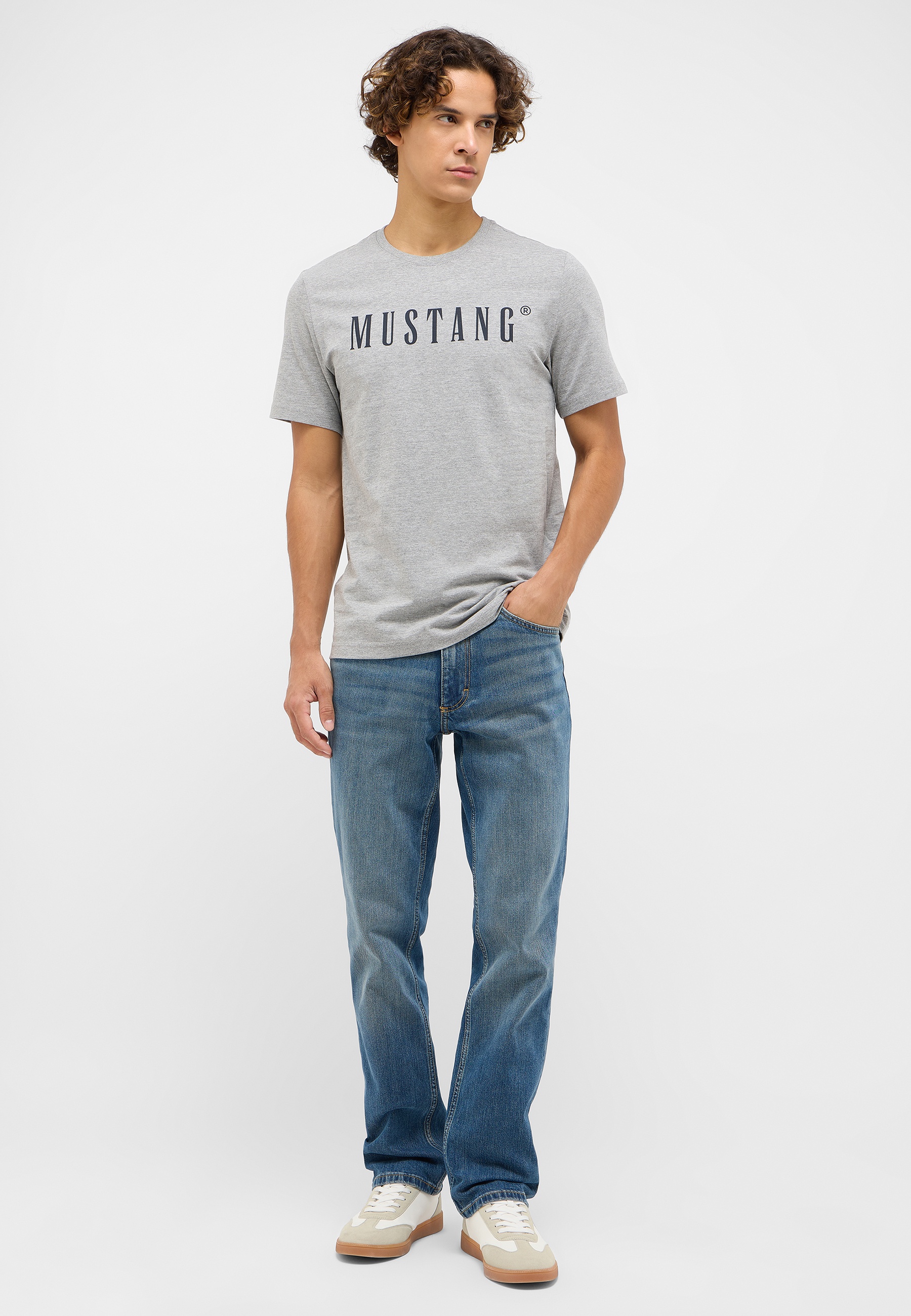 T-shirt, Hosen, Jeans, Person, Stehend