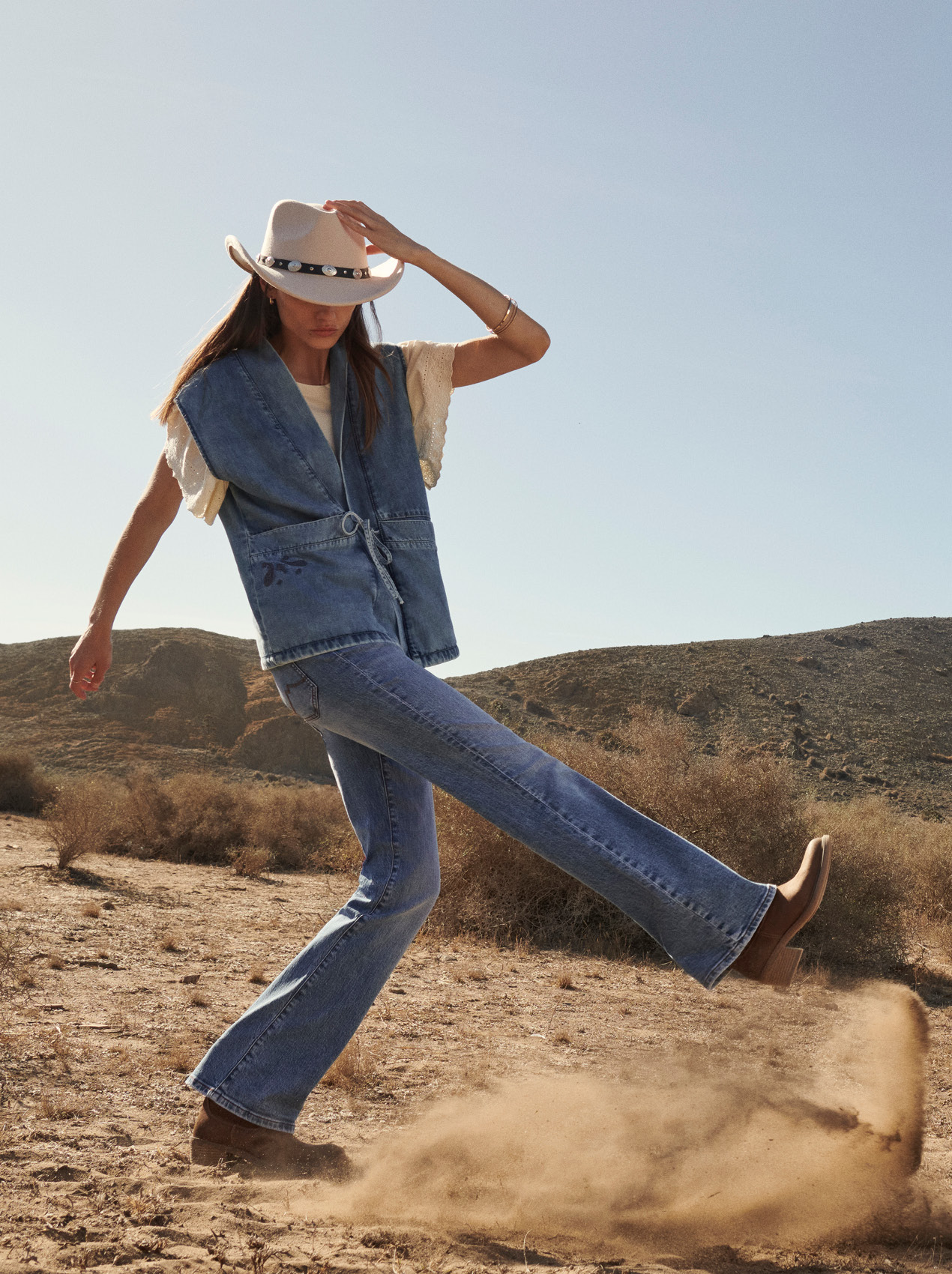 denim vest, denim jeans, Cowboyhut, Stiefel, Wüstenlandschaft