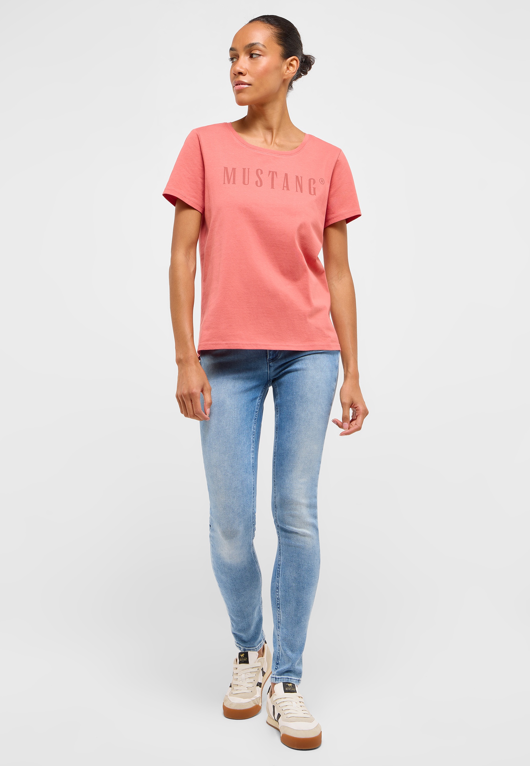 Bekleidung, T-shirt, Hosen, Person, Jeans