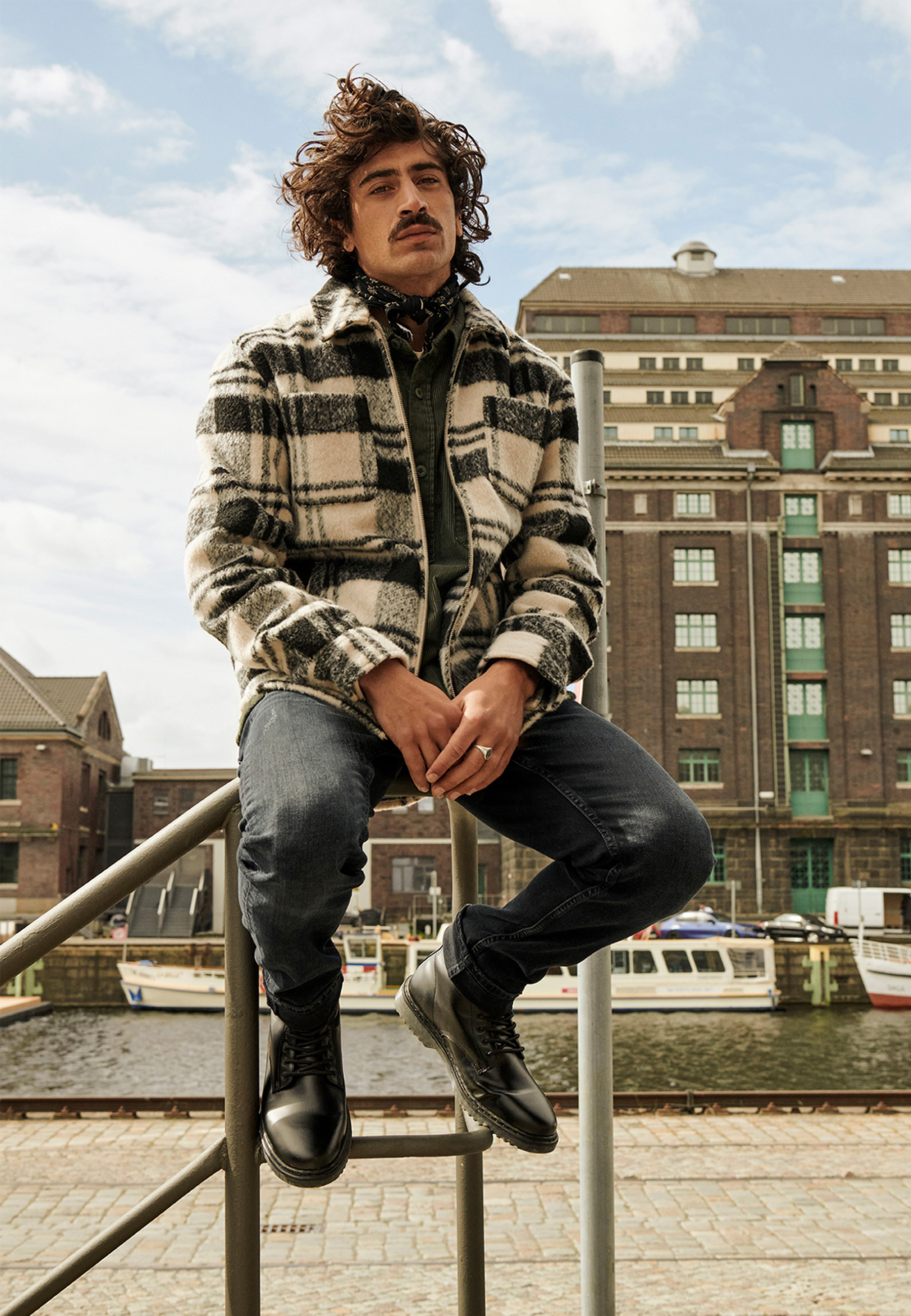 Hosen, Handlauf, Jacke, Person, Schuh