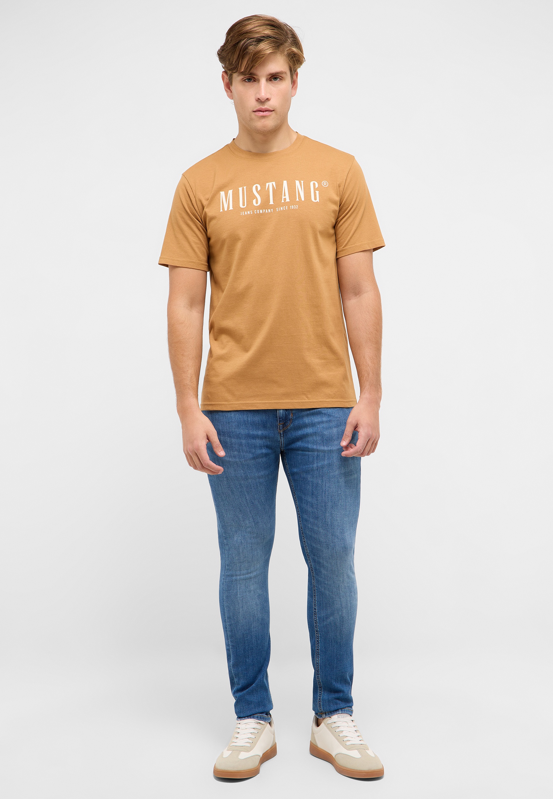 T-shirt, Hosen, Junge, Person, Jugendlich