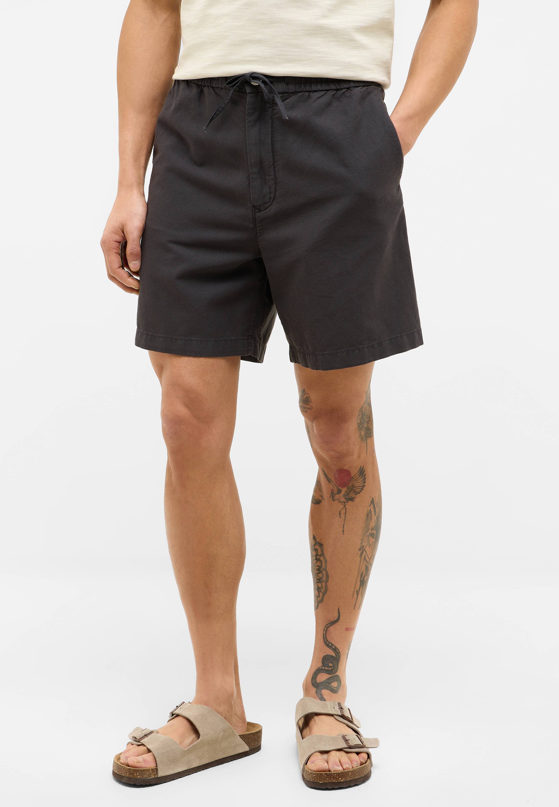Bekleidung, Kurze Hosen, Schuhwerk, Sandale, Tätowierung