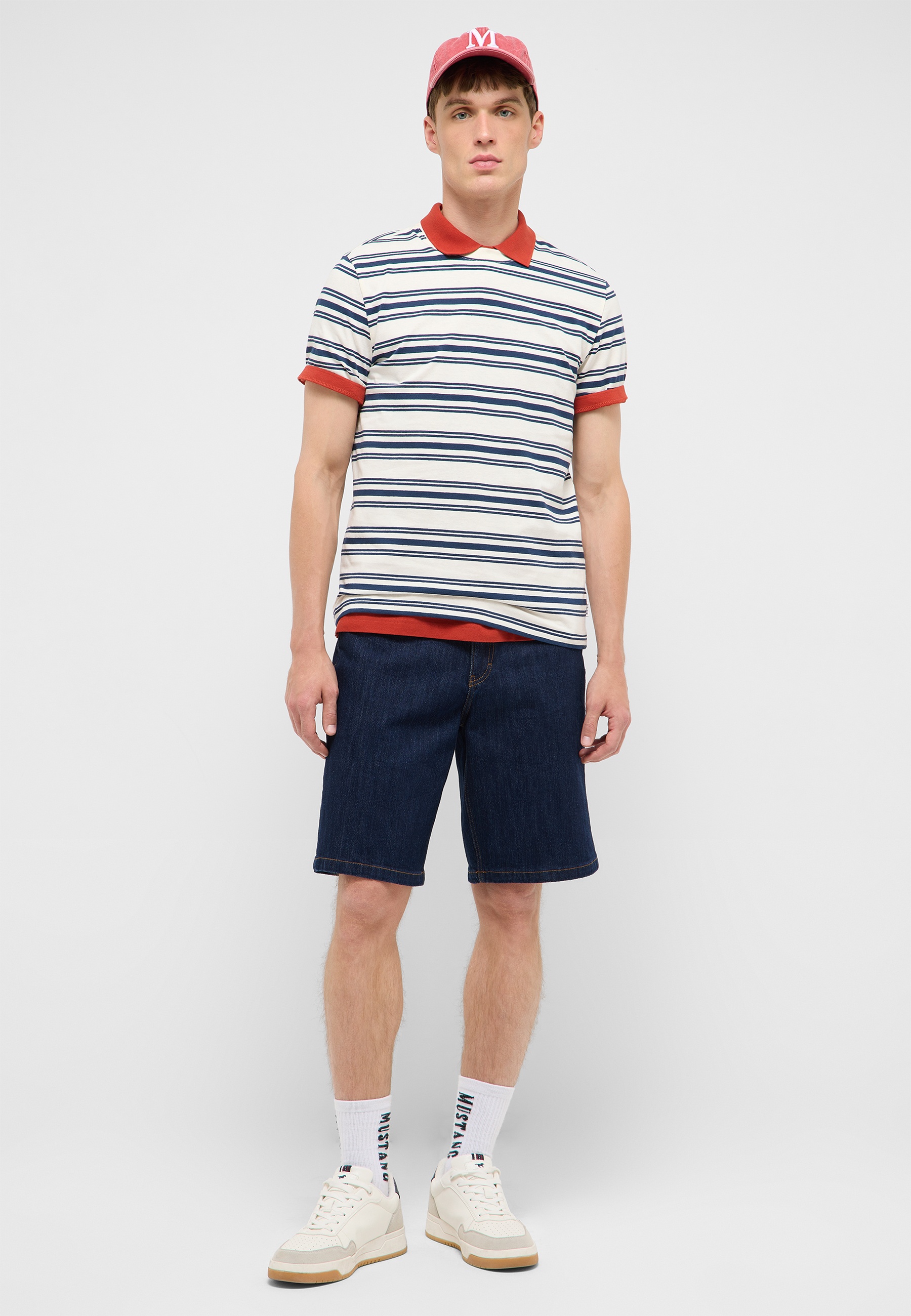 Polohemd,  gestreiftes Hemd,  roter Kragen,  kurze Ärmel,  Denim-Shorts