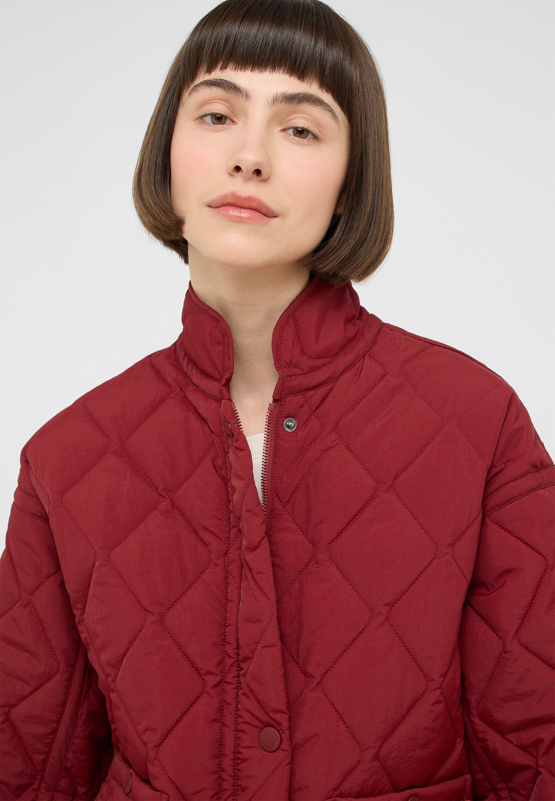 quilted jacket, rote jacke, Puffer, Kragenloser Stehkragen, kurze Bob-Frisur