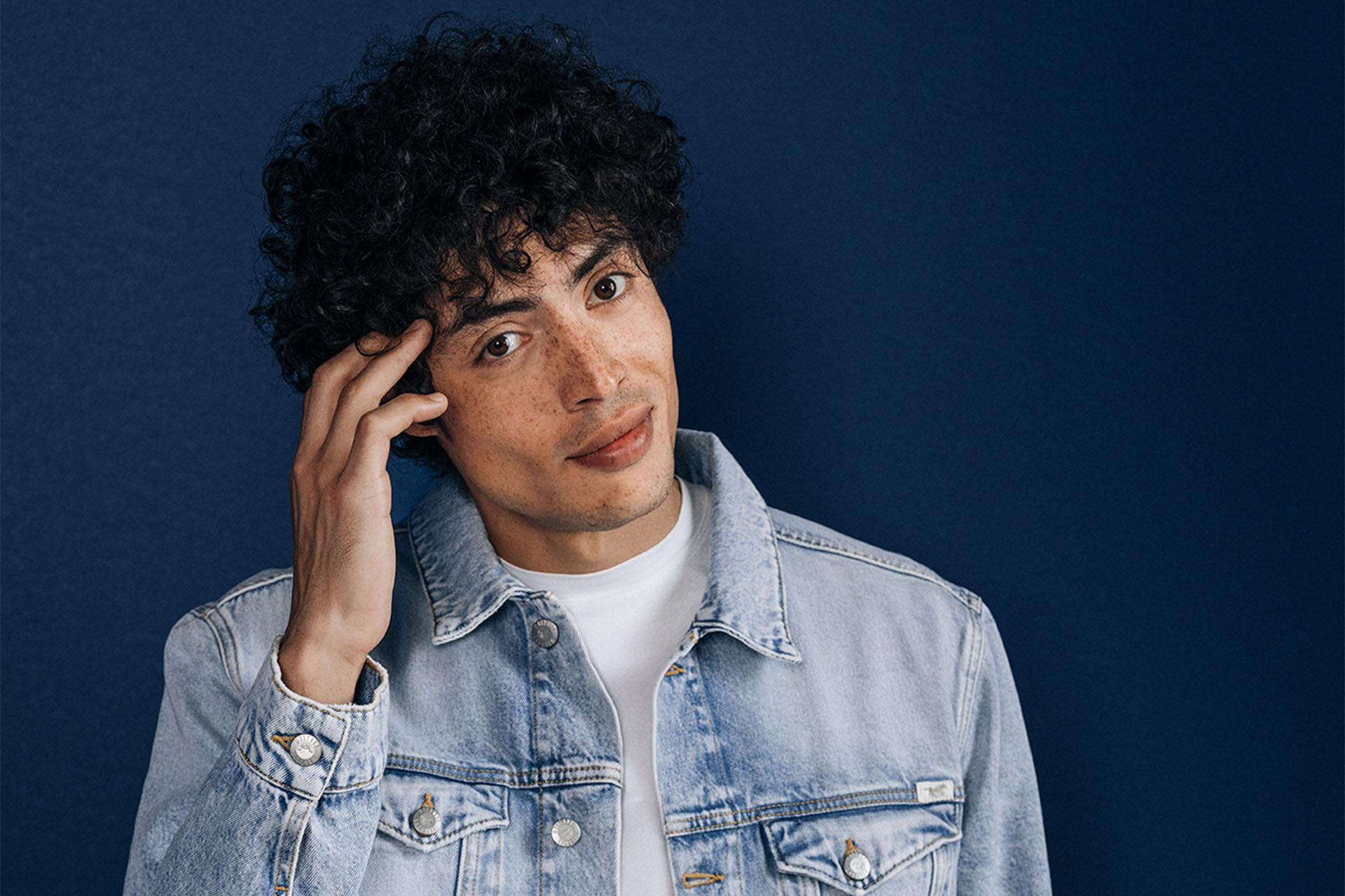 jeansjacke, denim, jacke, haariger man, freigestellt?