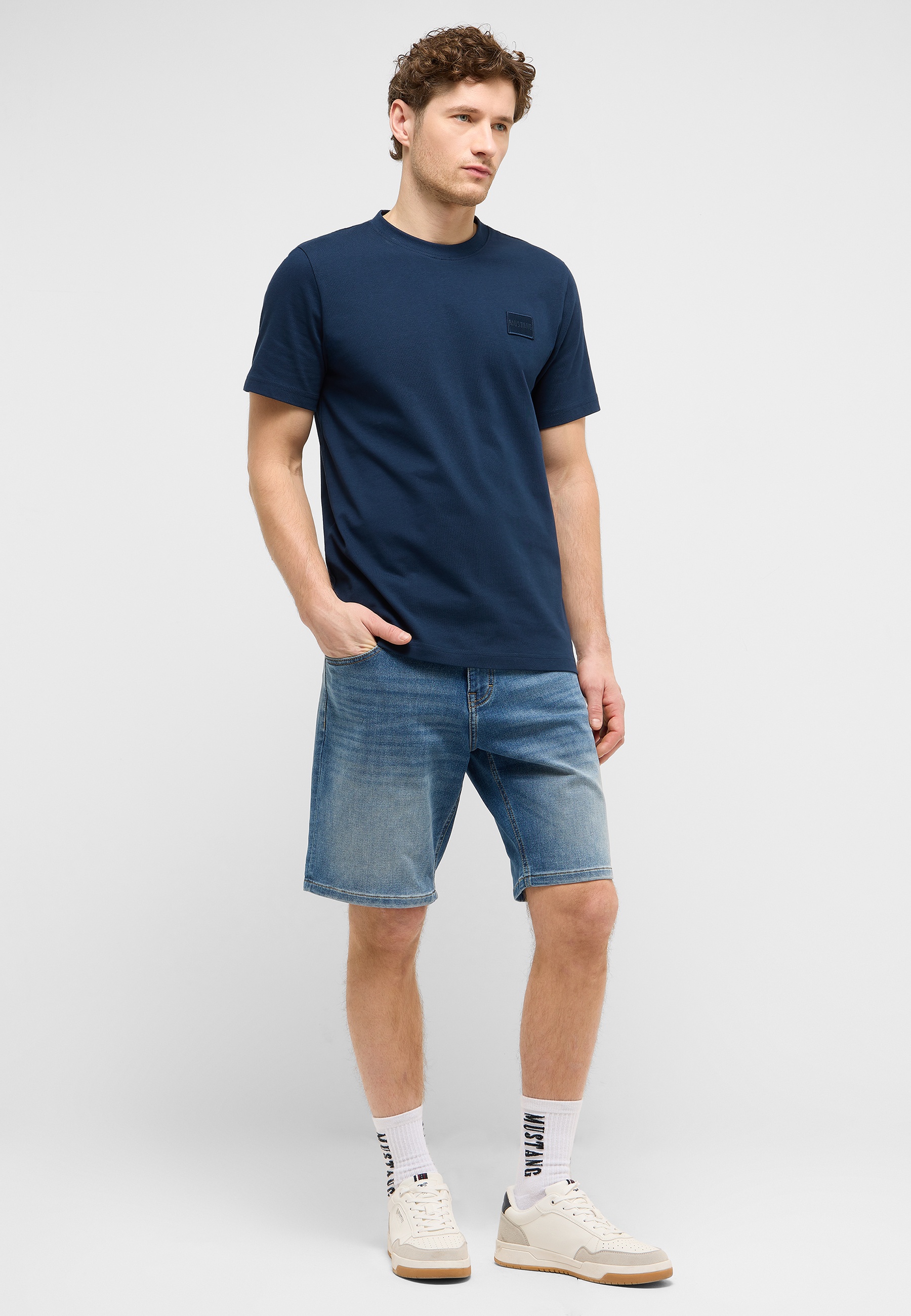 T-Shirt, Rundhals-Tee, Shorts, Denim-Shorts, Sneaker