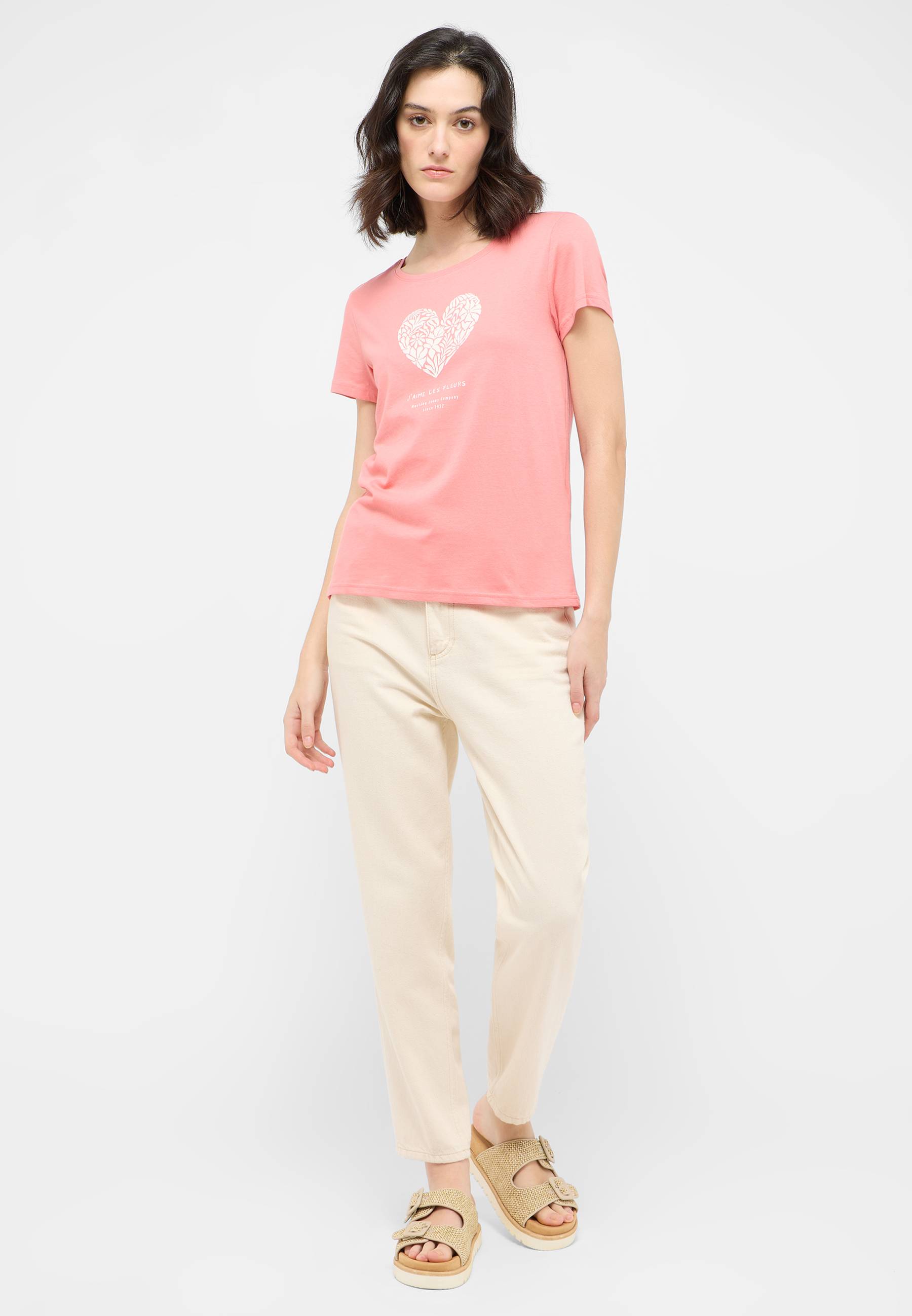 Bekleidung, Schuhwerk, Sandale, T-shirt, Person