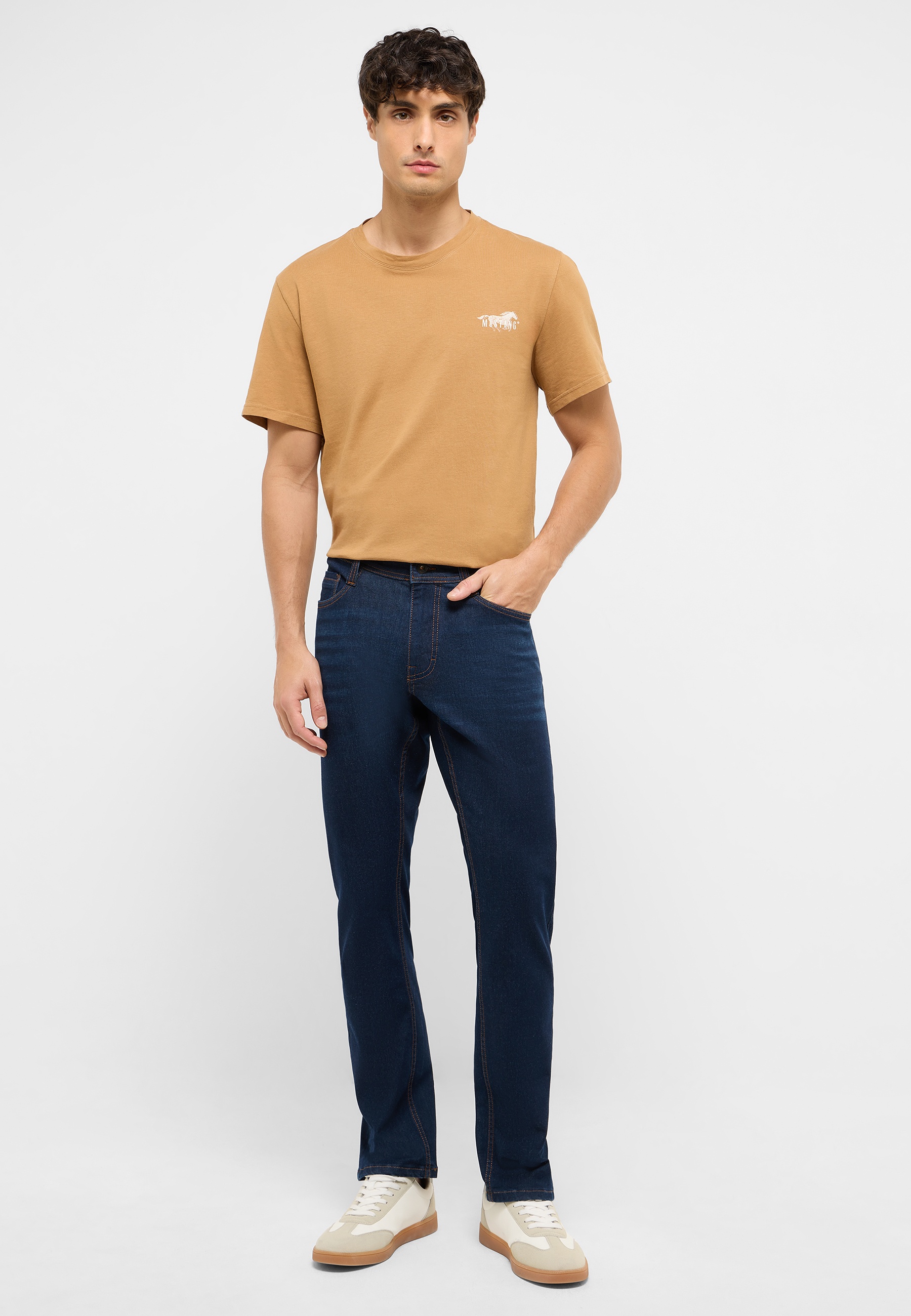 Hosen, T-shirt, Erwachsener, Mann, Person