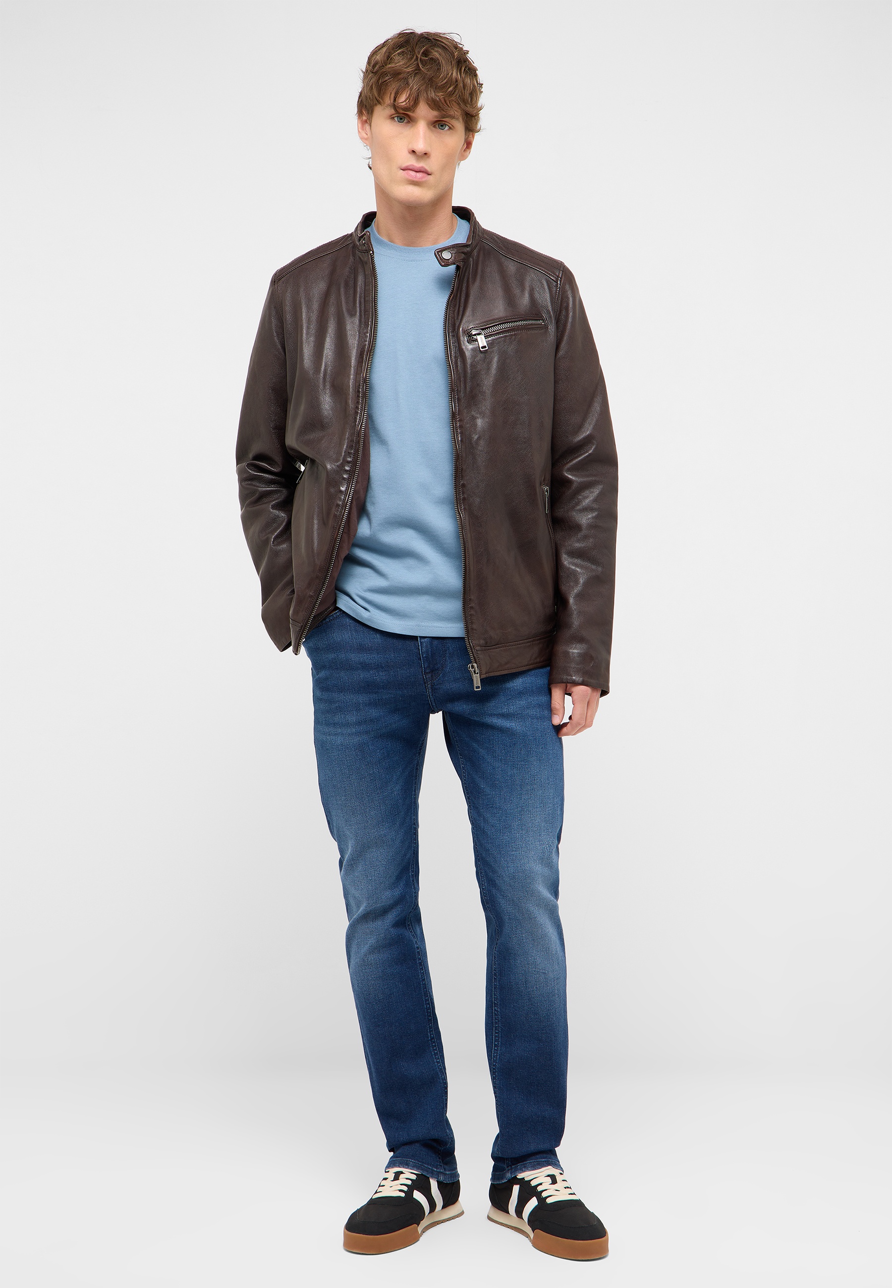 braunlederjacke, lackleder, seitliche tasche, reissverschluss, jeans