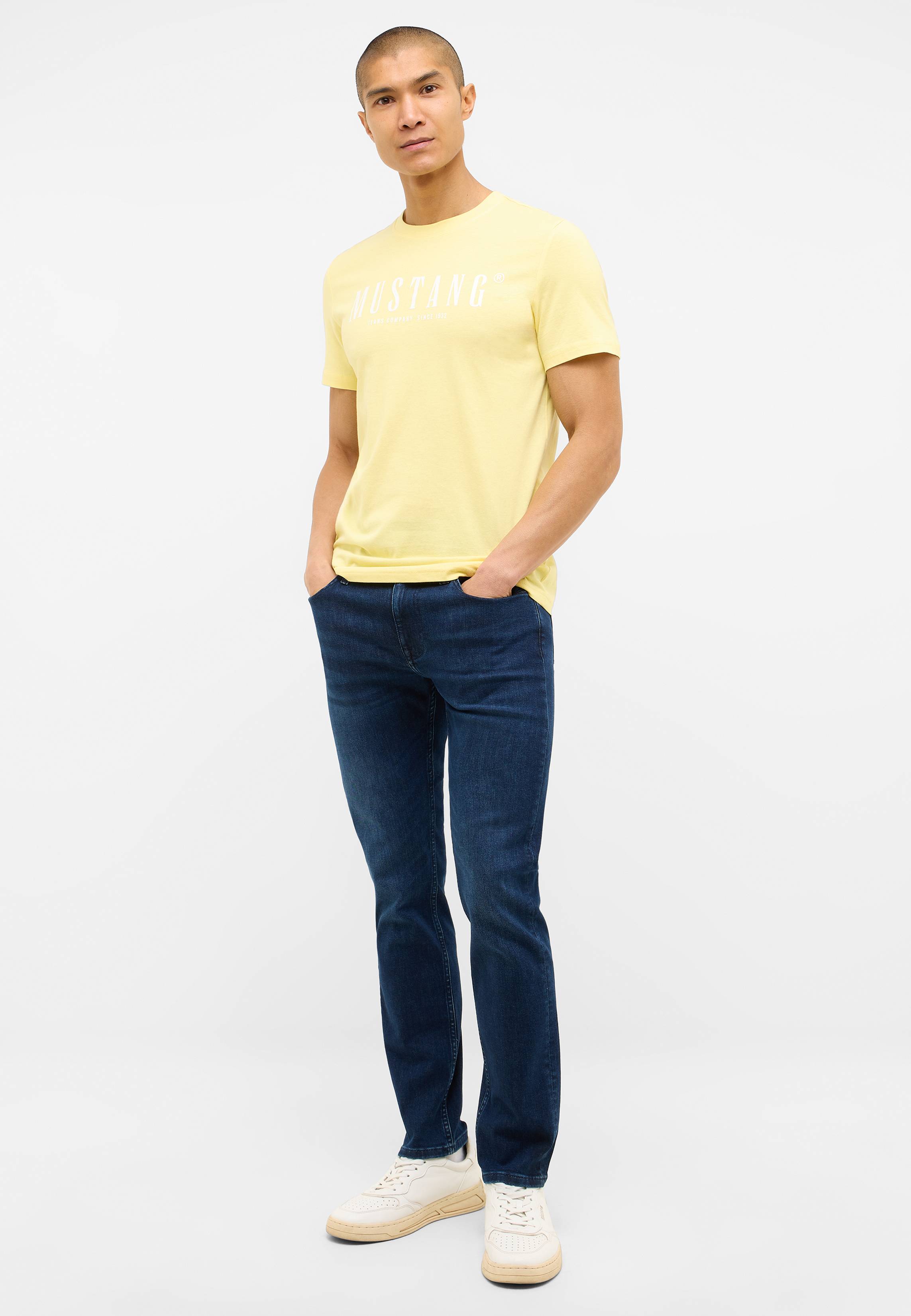 T-shirt, Hosen, Person, Stehend, Hemd