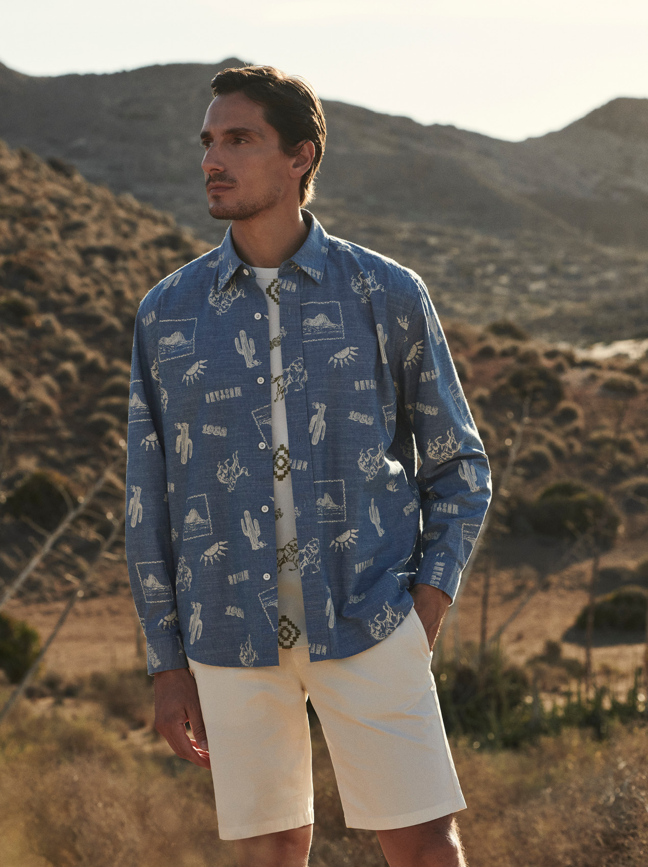 hemd, blaues hemd, shorts?, kam?