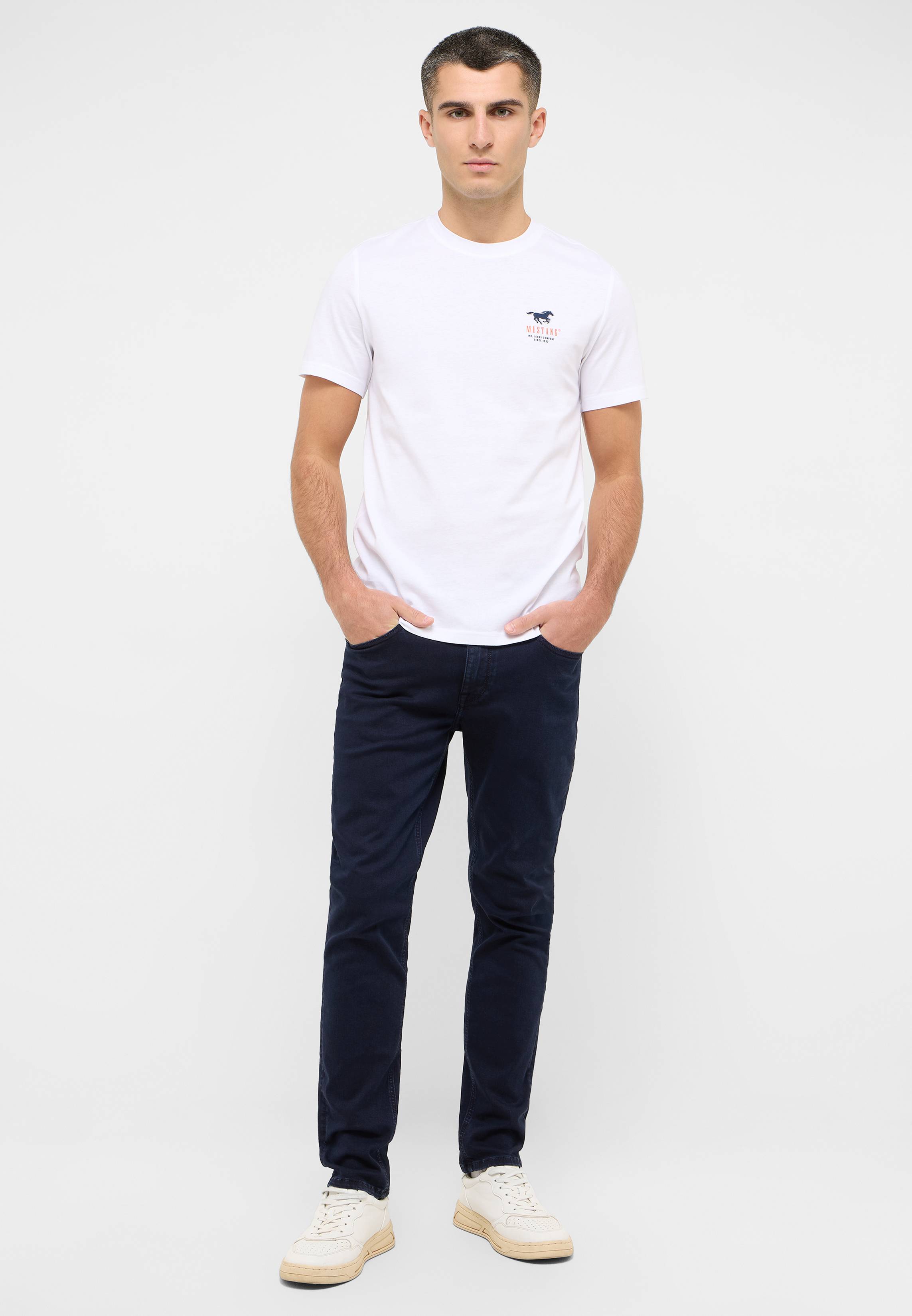 T-shirt, Hosen, Person, Stehend, Mann
