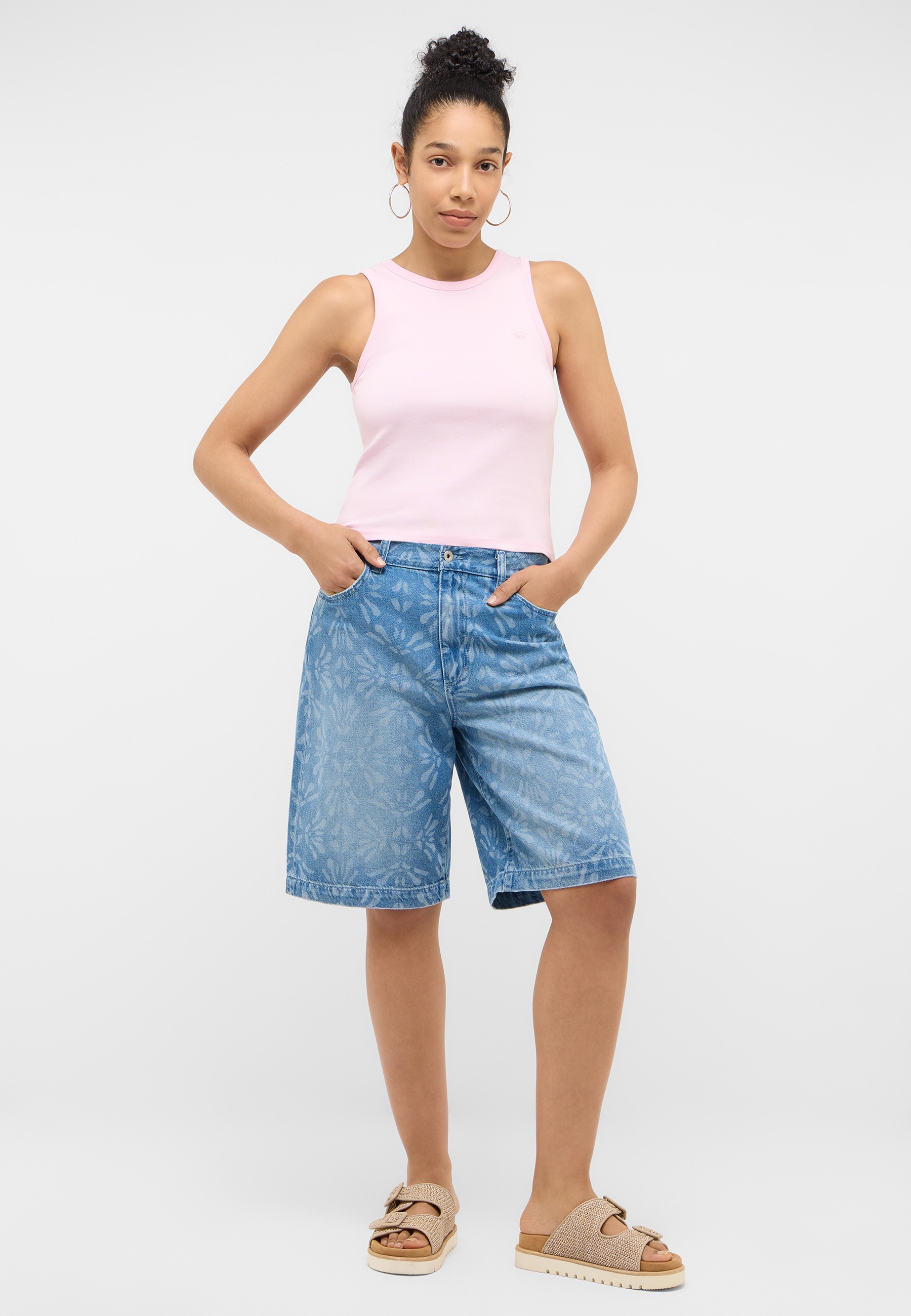Tanktop, rosa Oberteil, Jeansshorts, Bermuda-Shorts, Sandalen