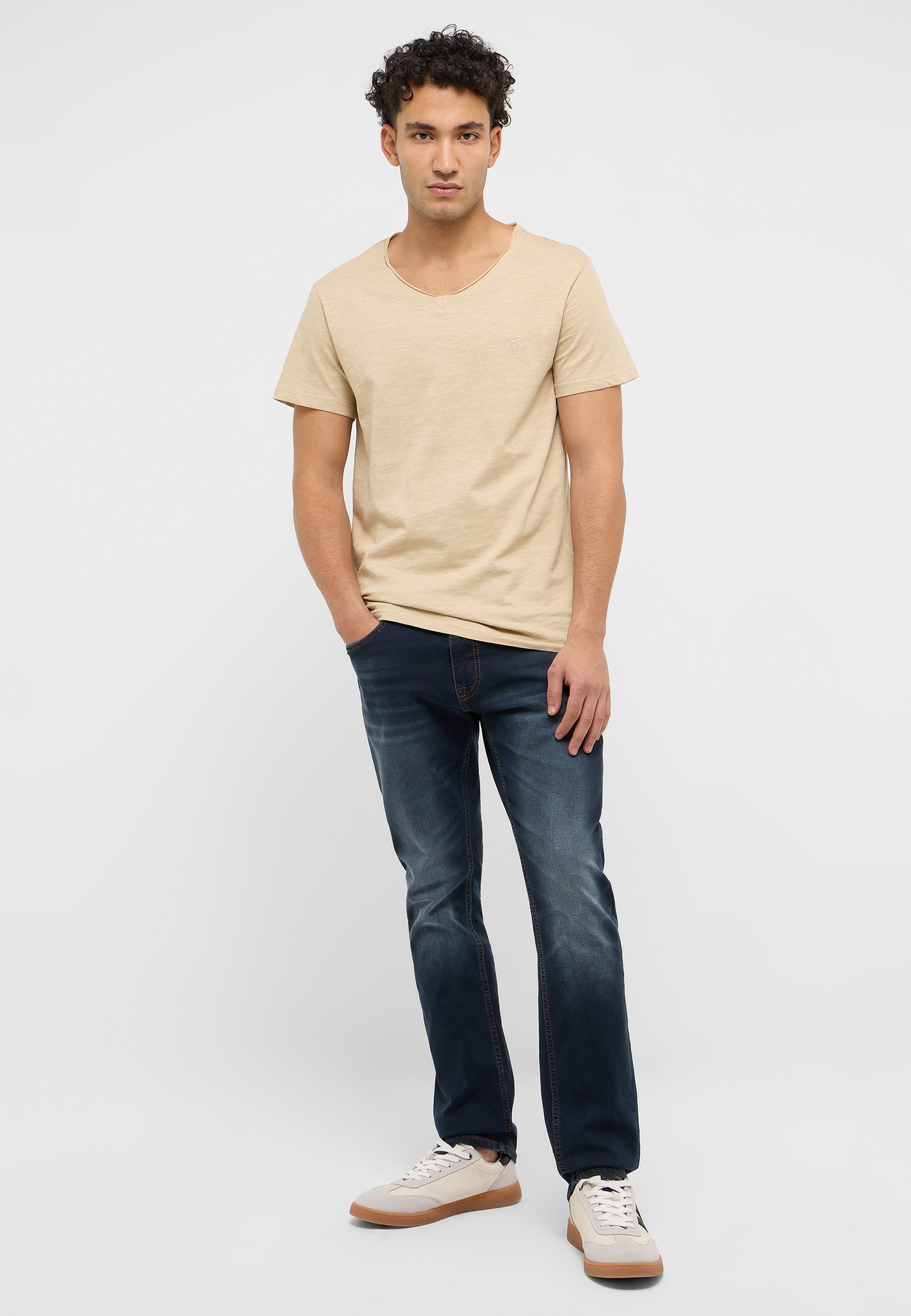 Bekleidung, T-shirt, Hosen, Jeans, Person