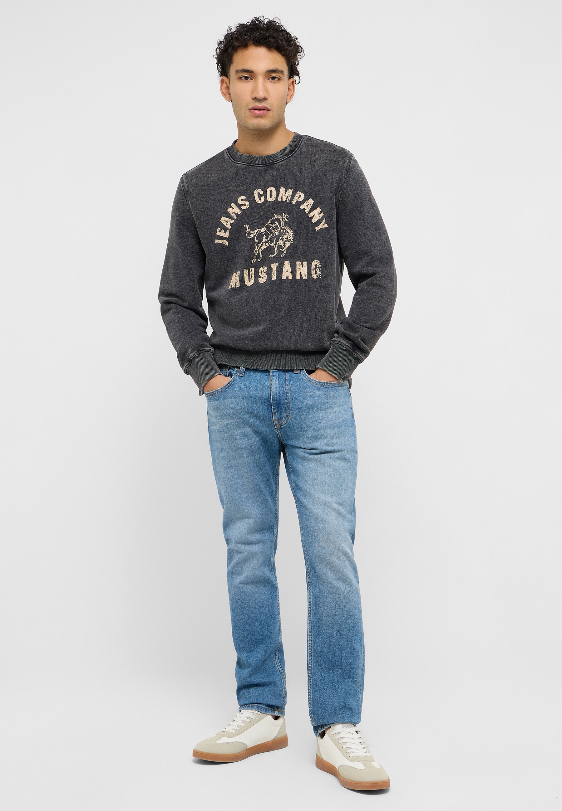 Hosen, Pullover, Sweatshirt, Person, Jugendlich