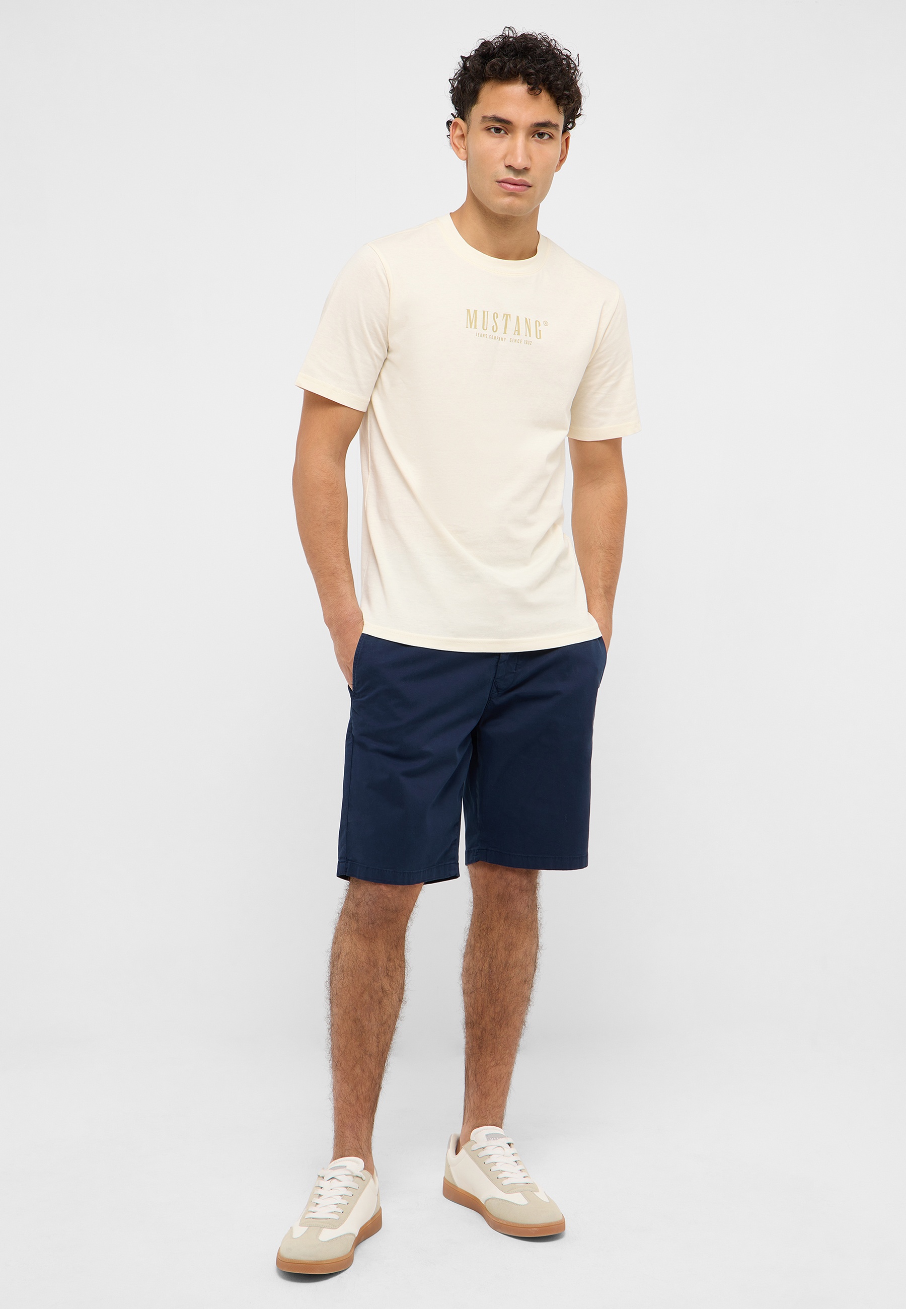 Bekleidung, Kurze Hosen, Person, T-shirt, Schuh