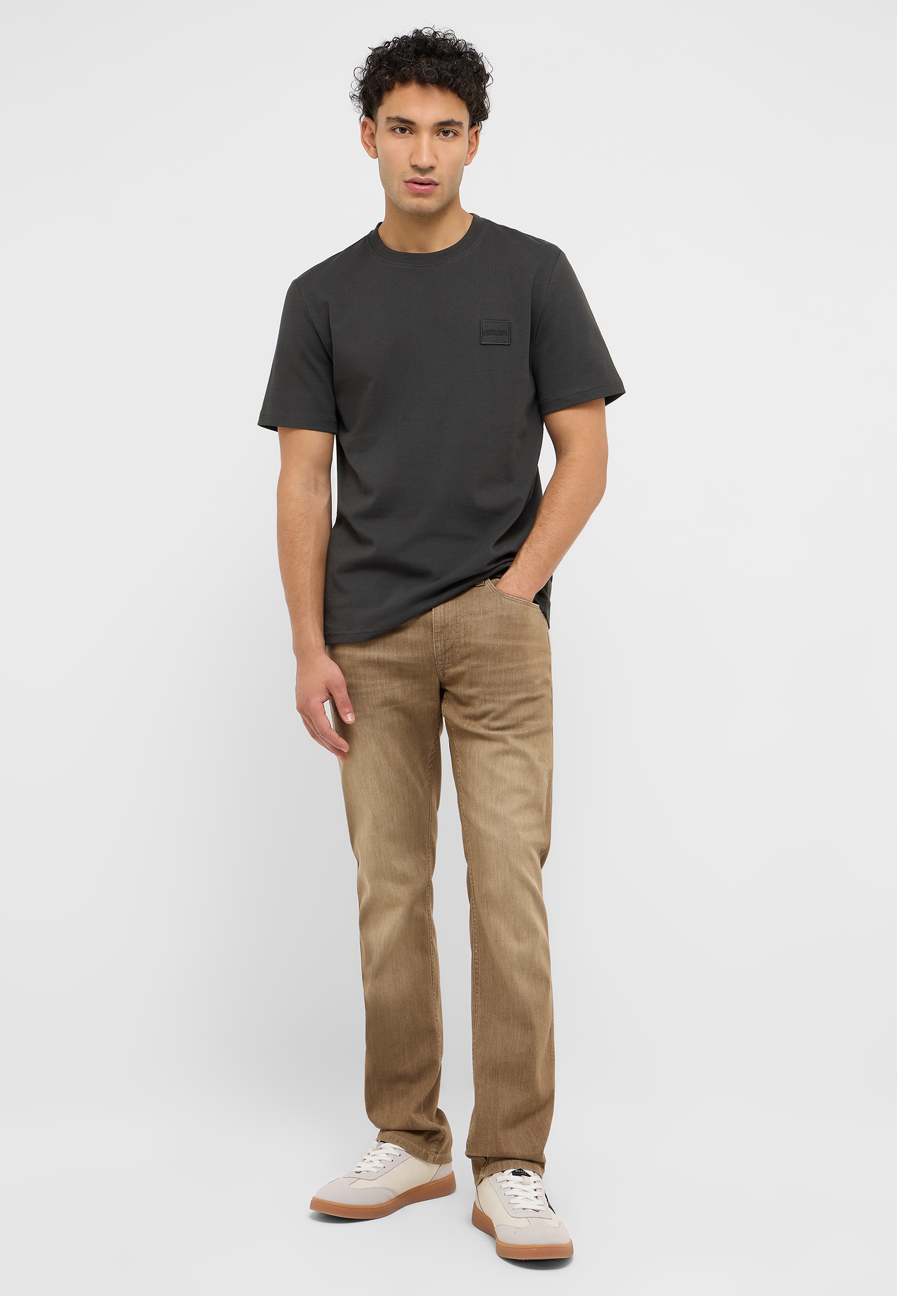 Bekleidung, T-shirt, Person, Hosen, Khaki