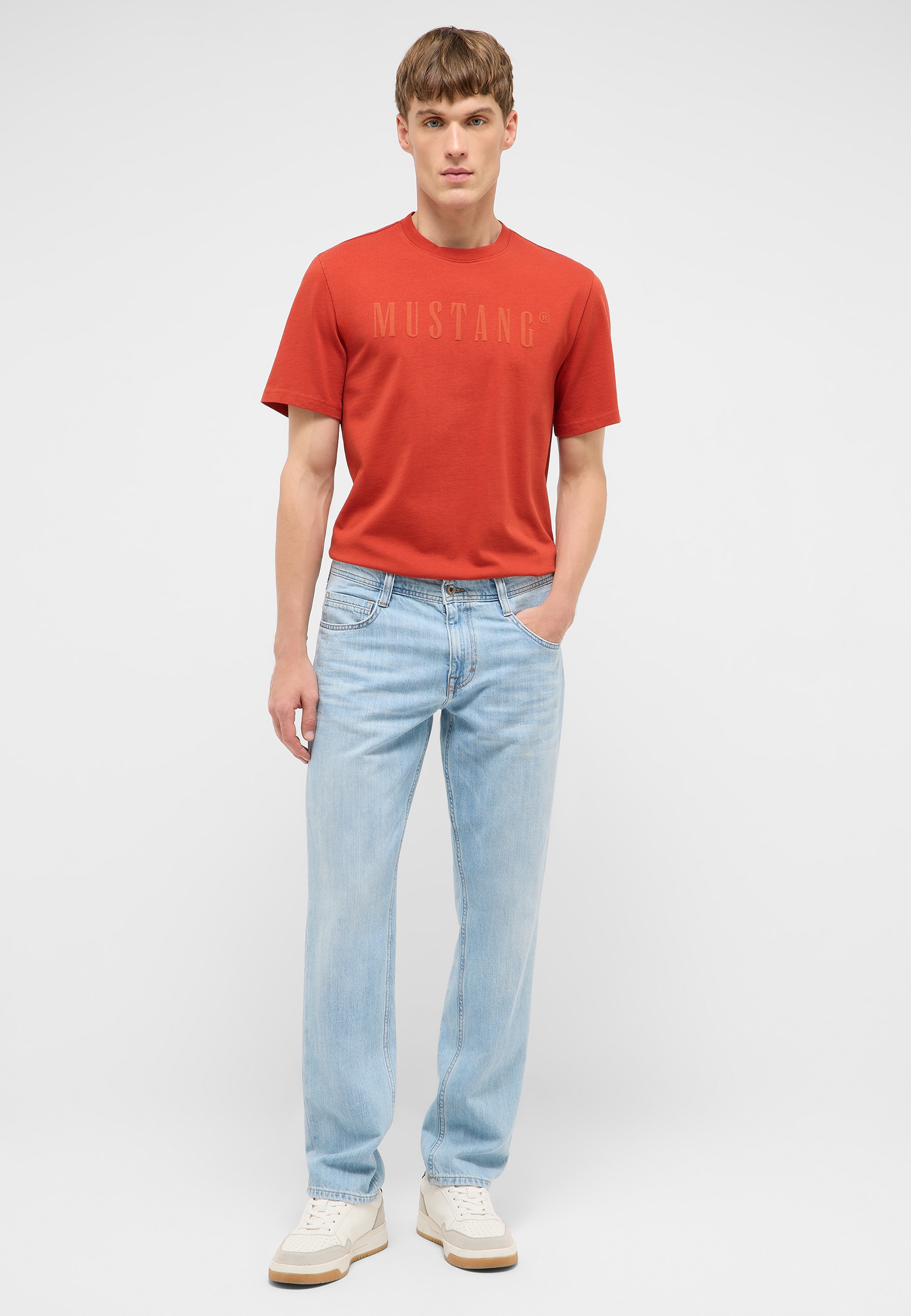 t-shirt, rot, kurzarm, mustang-aufdruck, jeans hellblau