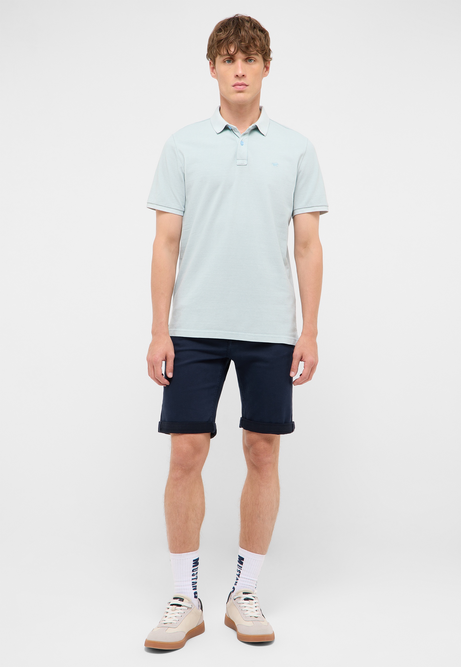 Polohemd, Polo, Pastellblau, Shorts, Sneaker