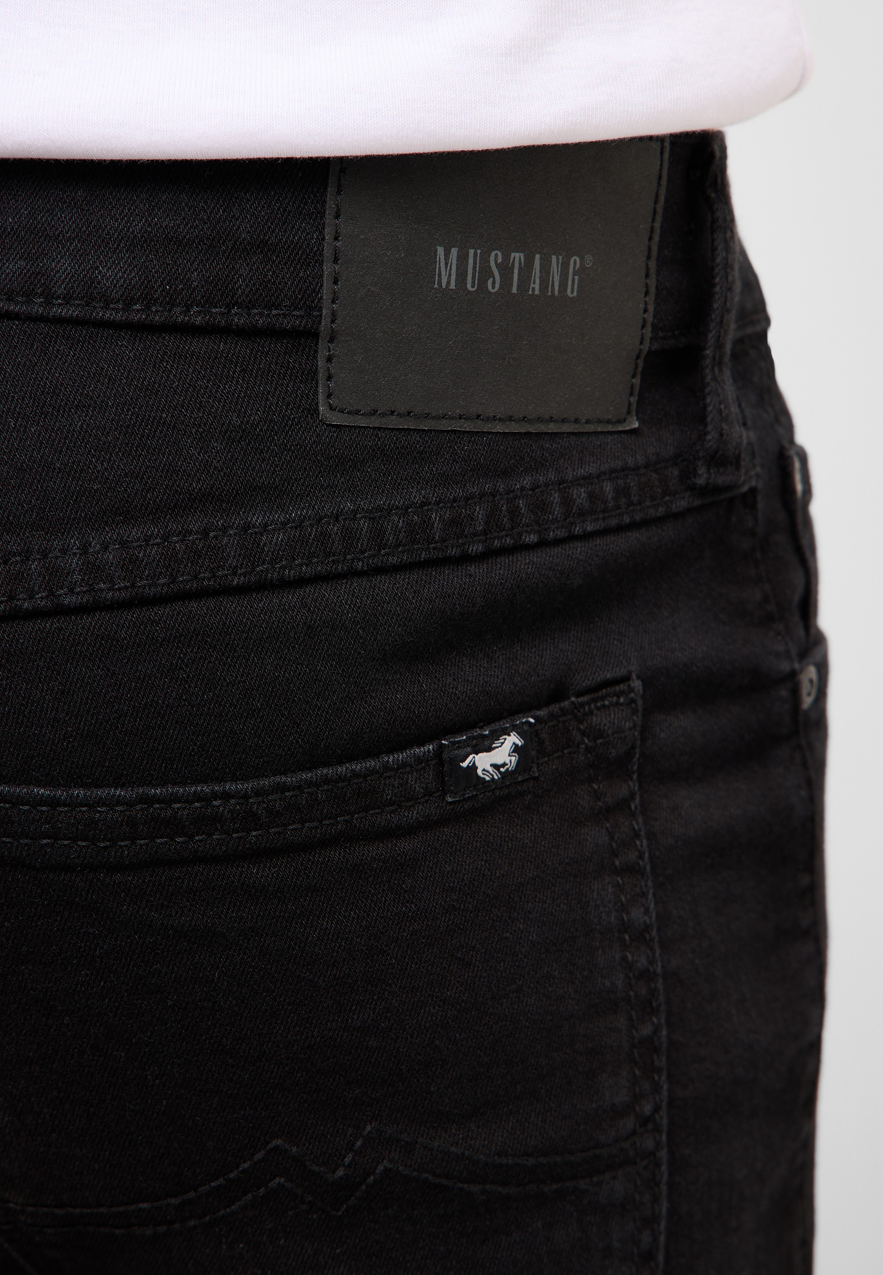 jeans, schwarz, Hintertasche, Mustang-Etikett, metallisches Logo