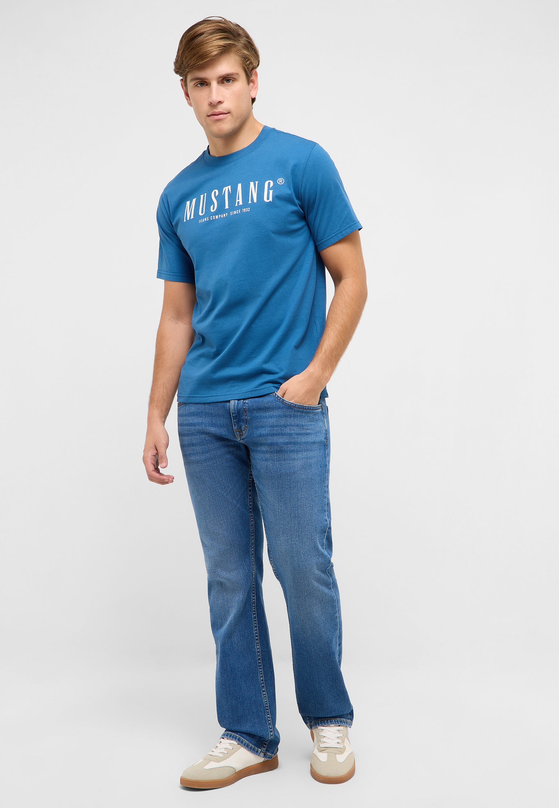 Hosen, T-shirt, Jeans, Person, Stehend