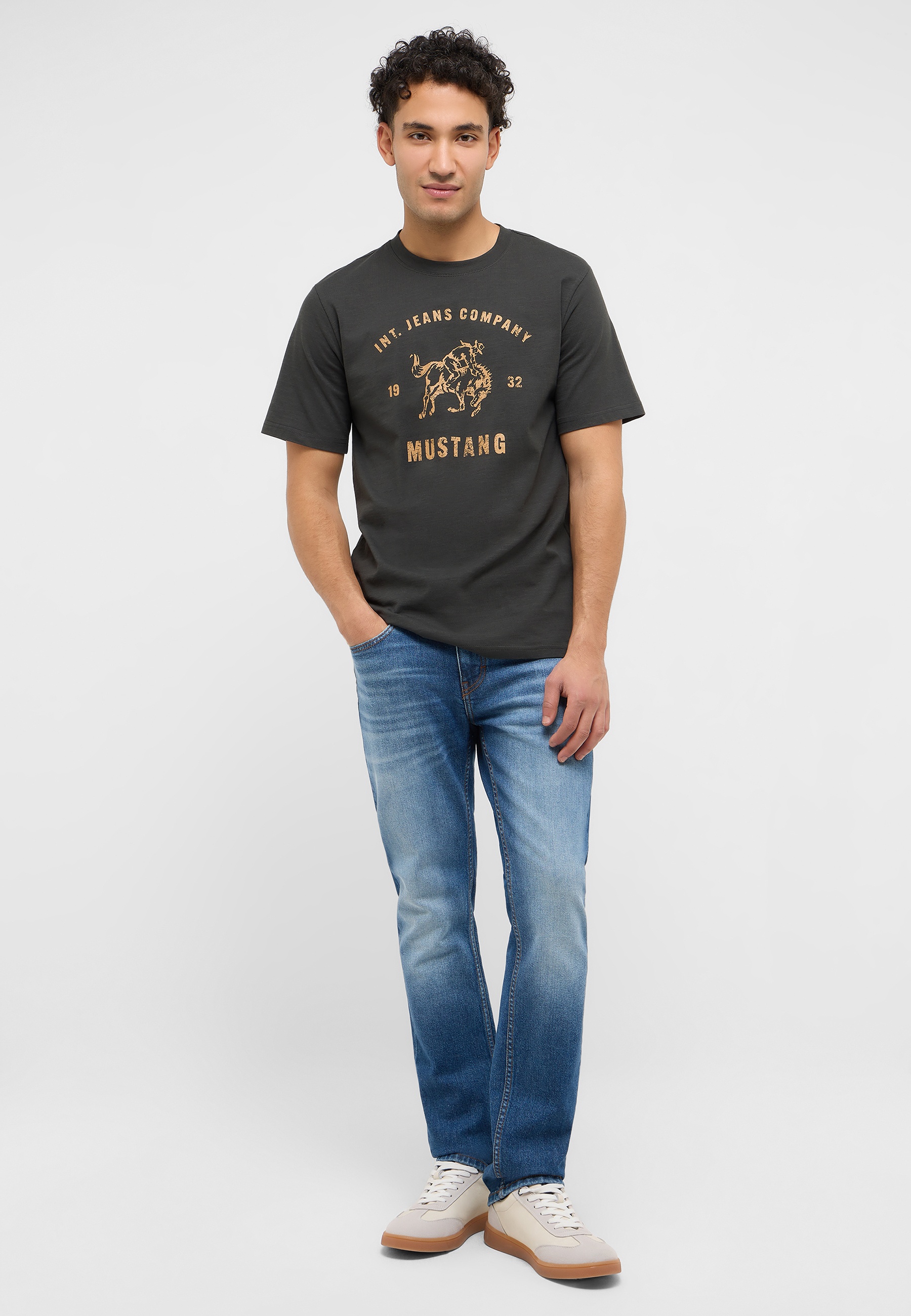 T-shirt, Hosen, Jeanshose, Person, Stehend