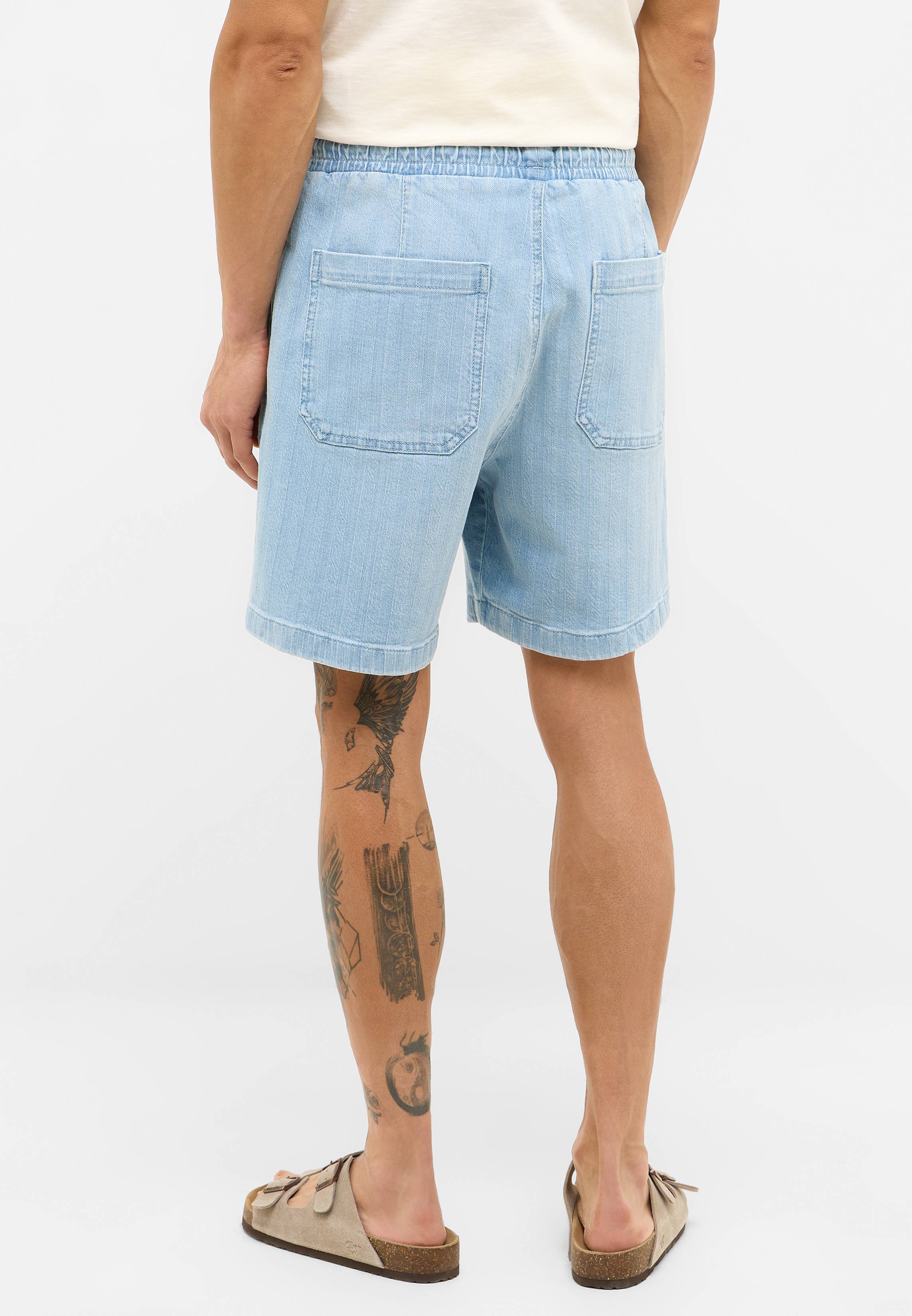 Bekleidung, Kurze Hosen, Person, Haut, Tätowierung