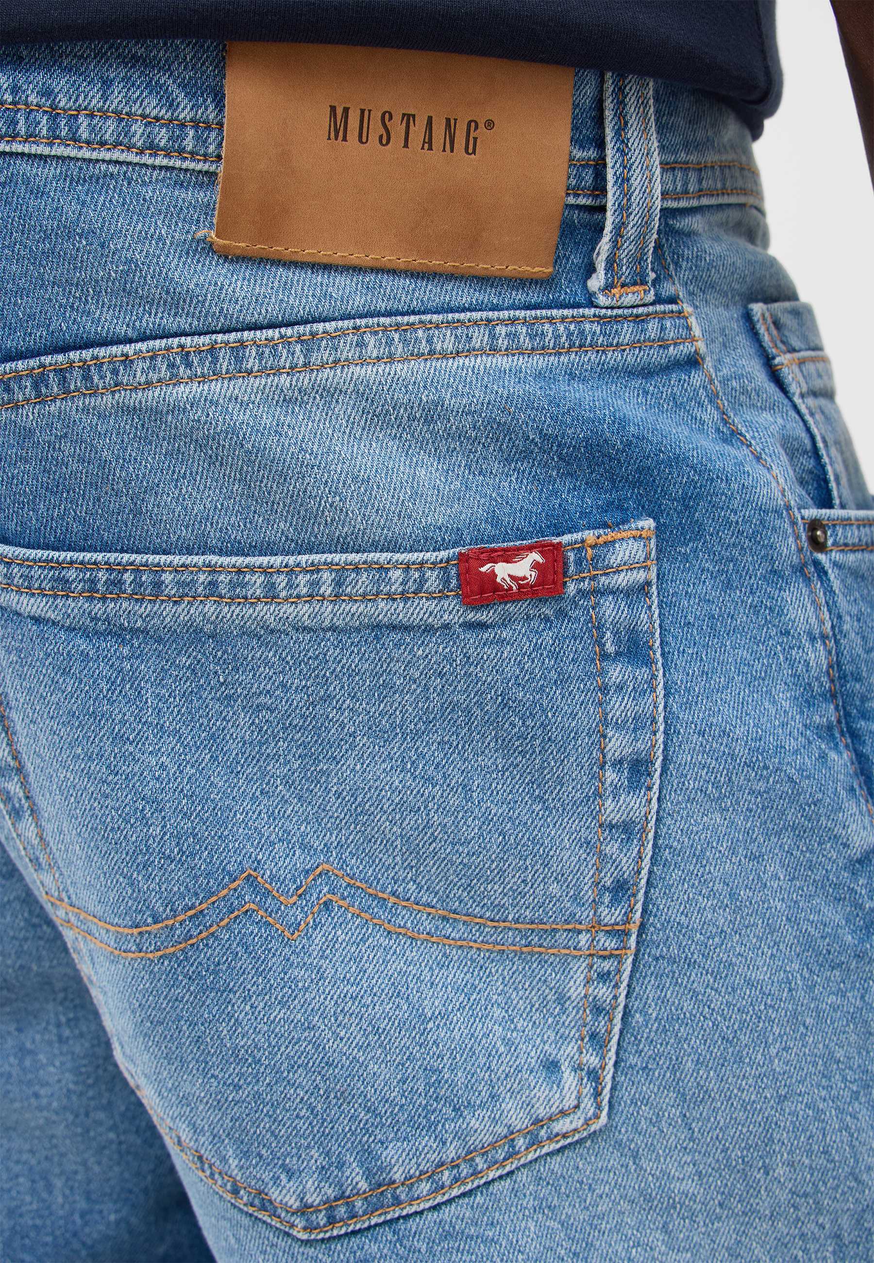 Jeans,  Blau Denim,  Gesäßtasche,  roter Aufnäher,  Lederetikett