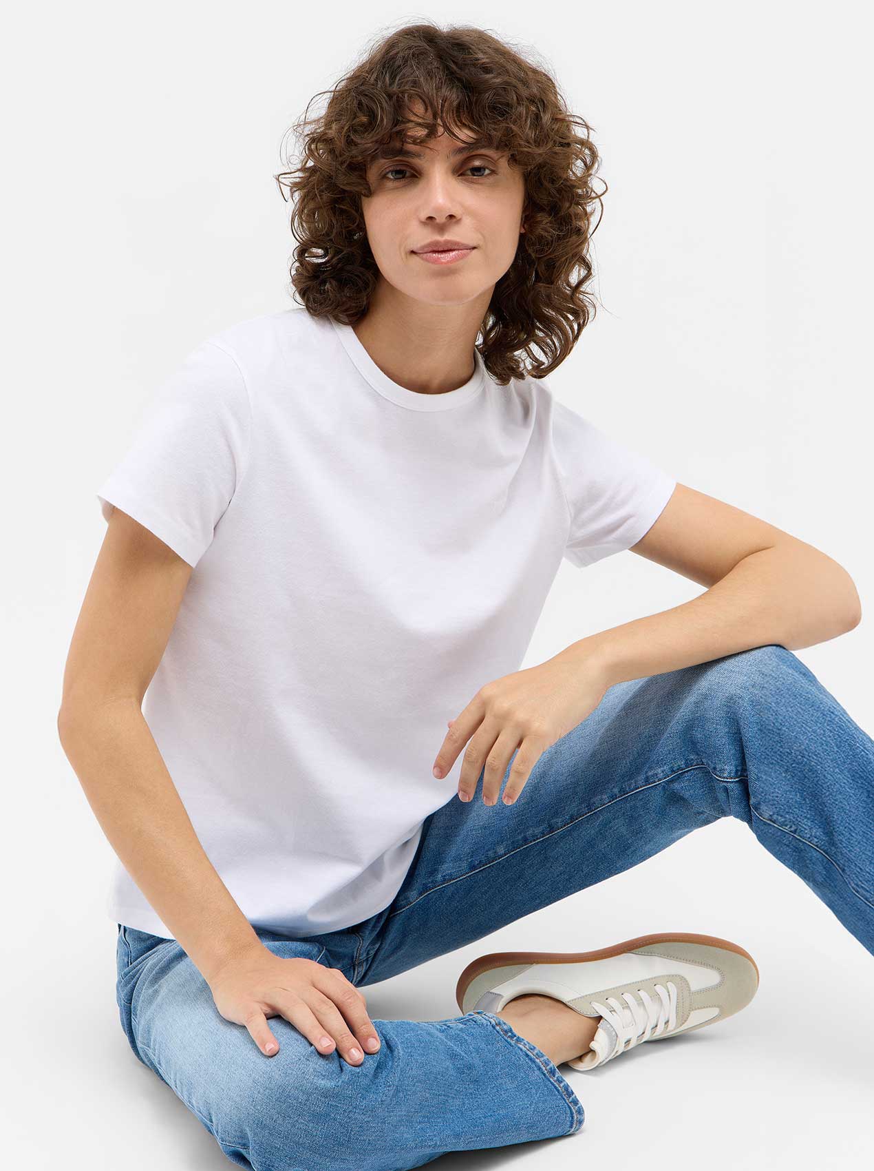 Person, Sitzen, Kleidung, Hosen, Gesicht