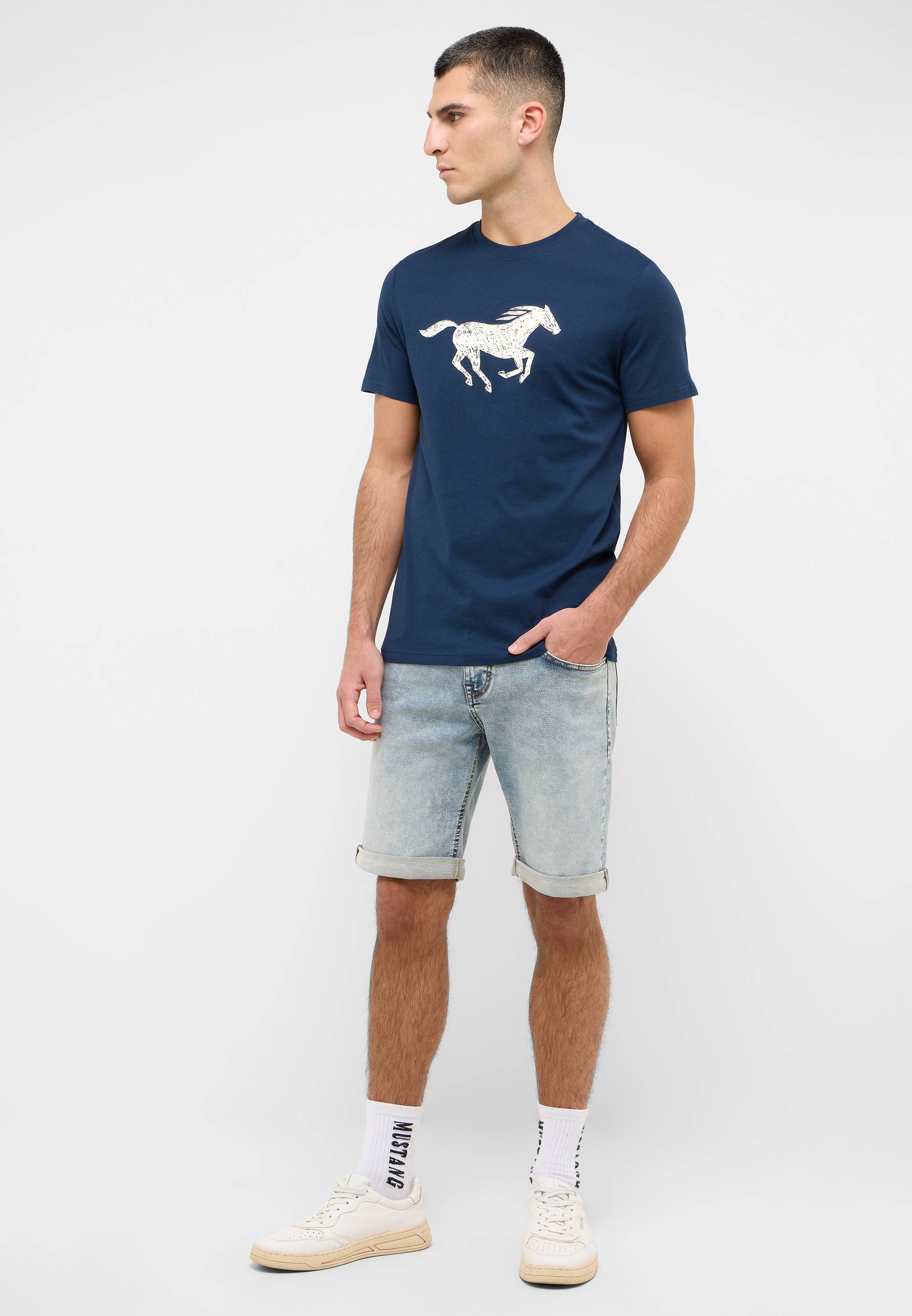 Bekleidung, Kurze Hosen, T-shirt, Person, Hemd