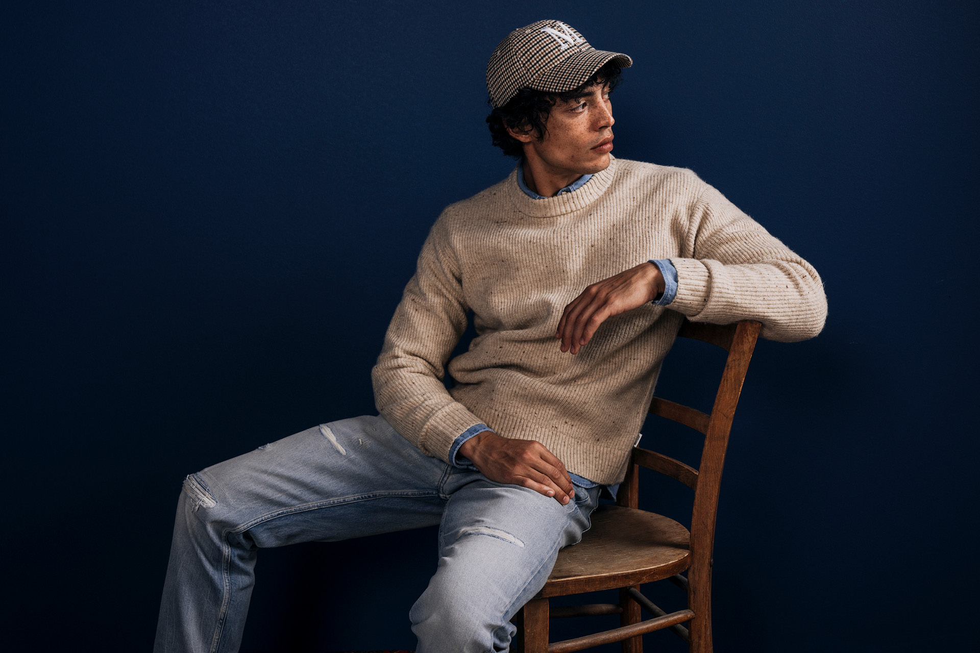 beige Pullover, Strickpullover, Rundhalsausschnitt, Kappe, zerrissene Jeans