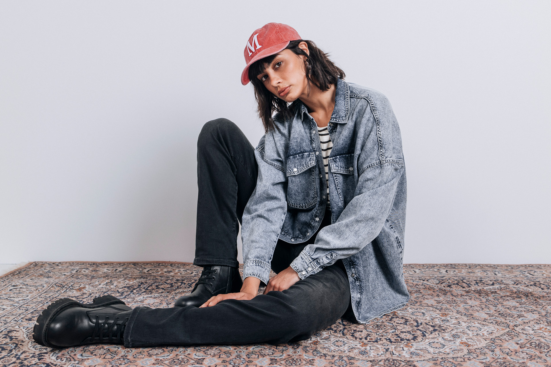 Hosen, Person, Sitzen, Jeans, Baseball-Kappe