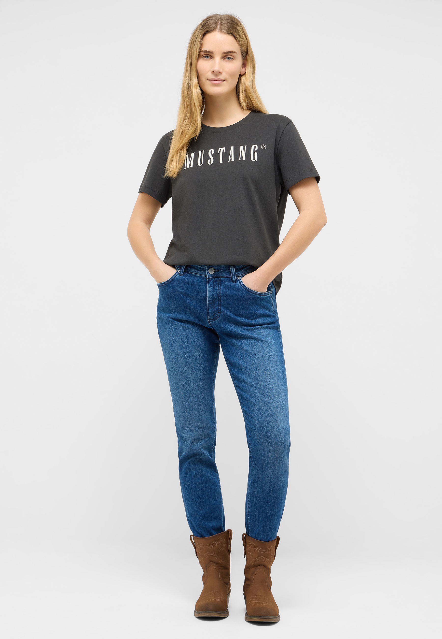 T-Shirt, Mustang Logo, Kurze Ärmel, Dunkles Grau, Jeans, Blau Jeans, Stiefel, Casualoutfit