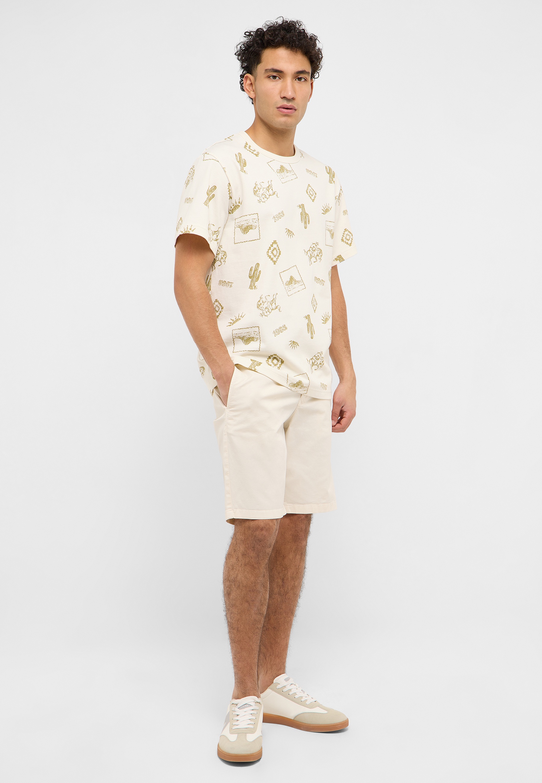 Bekleidung, Kurze Hosen, Person, Schuhe, Schuh