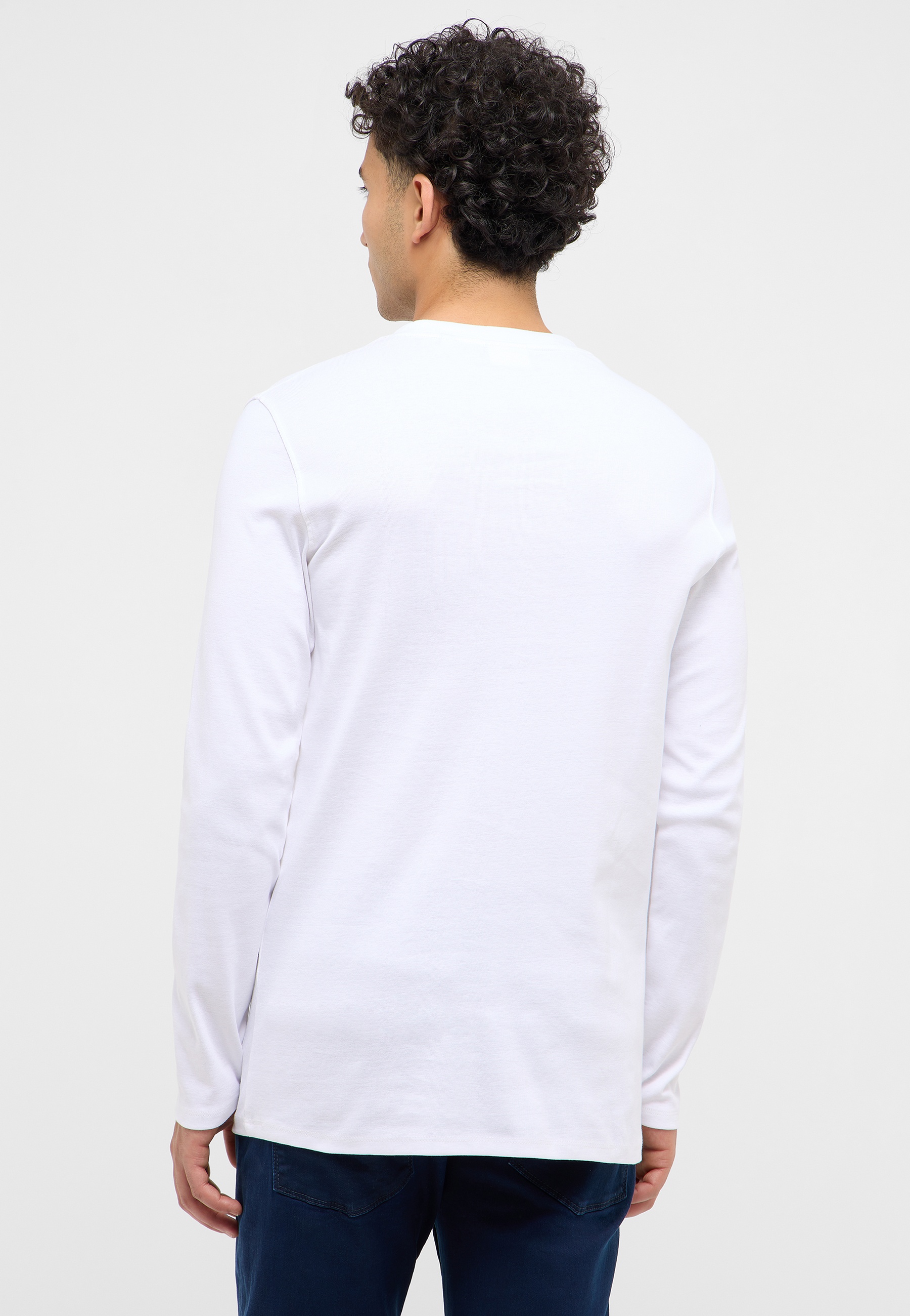 weißerPullover, langärmelig, backView, knopf?, t-shirt?