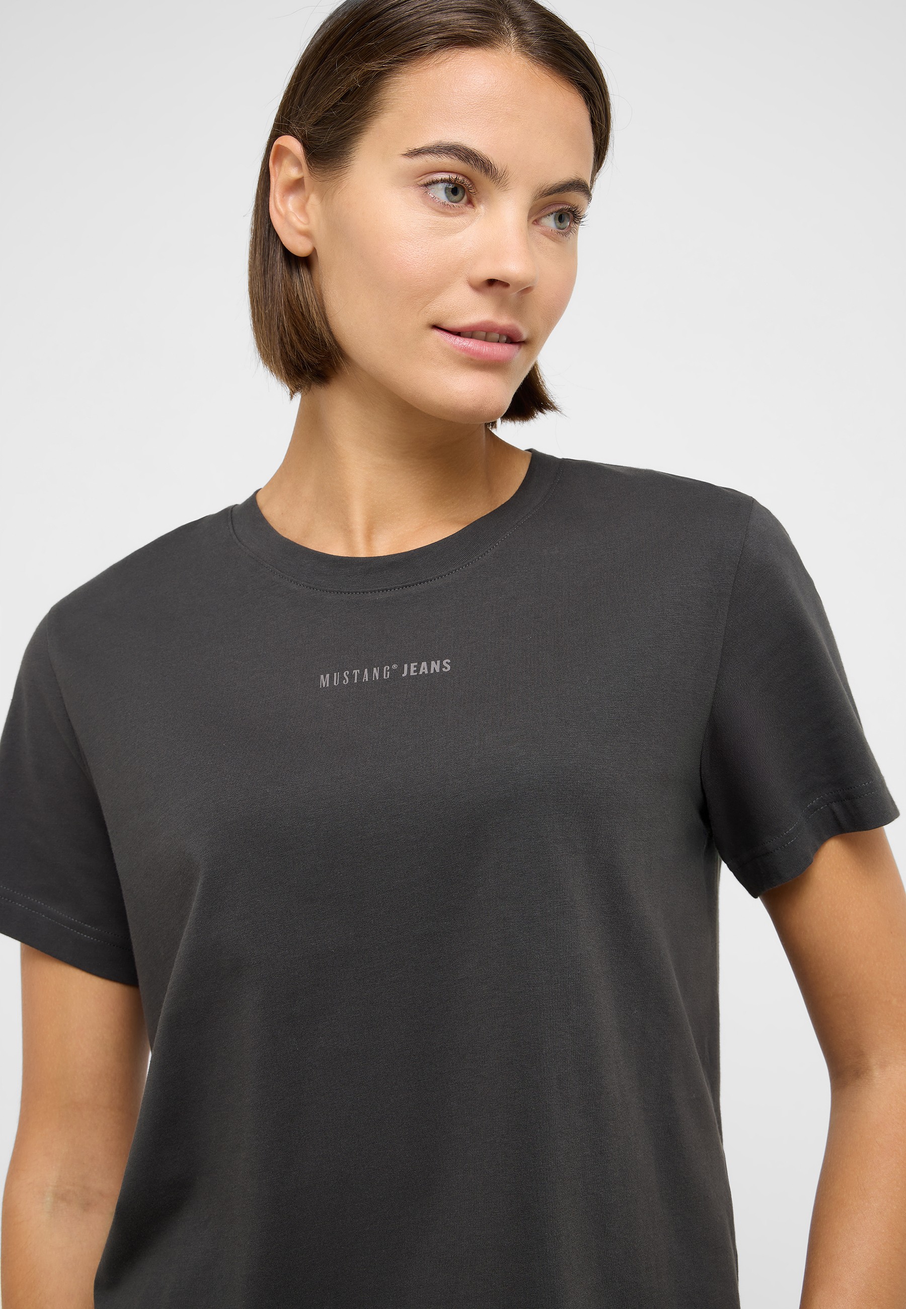 Bekleidung, T-shirt, Person, Ärmel, Gesicht