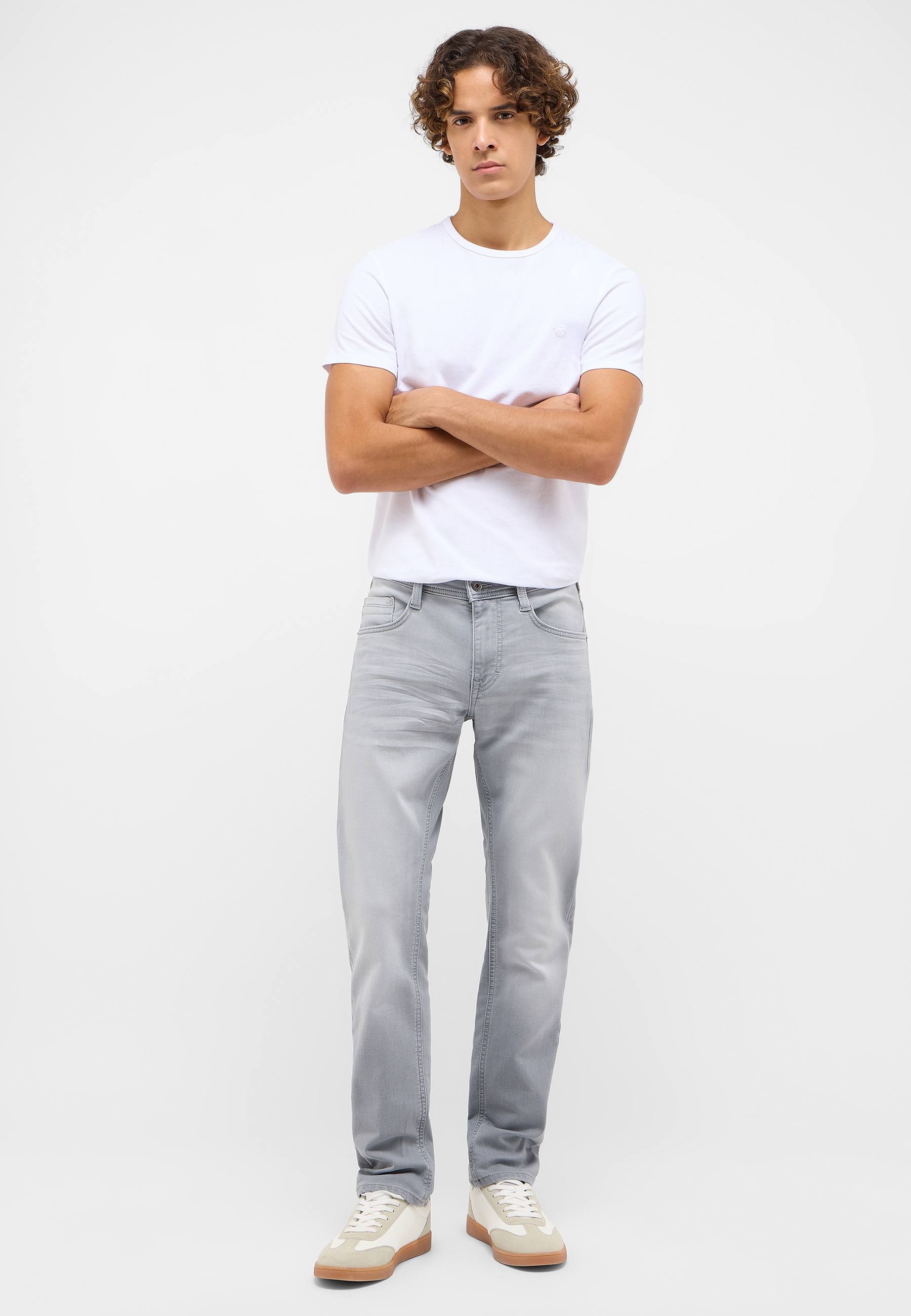 Person, Stehend, Kleidung, Hosen, T-shirt