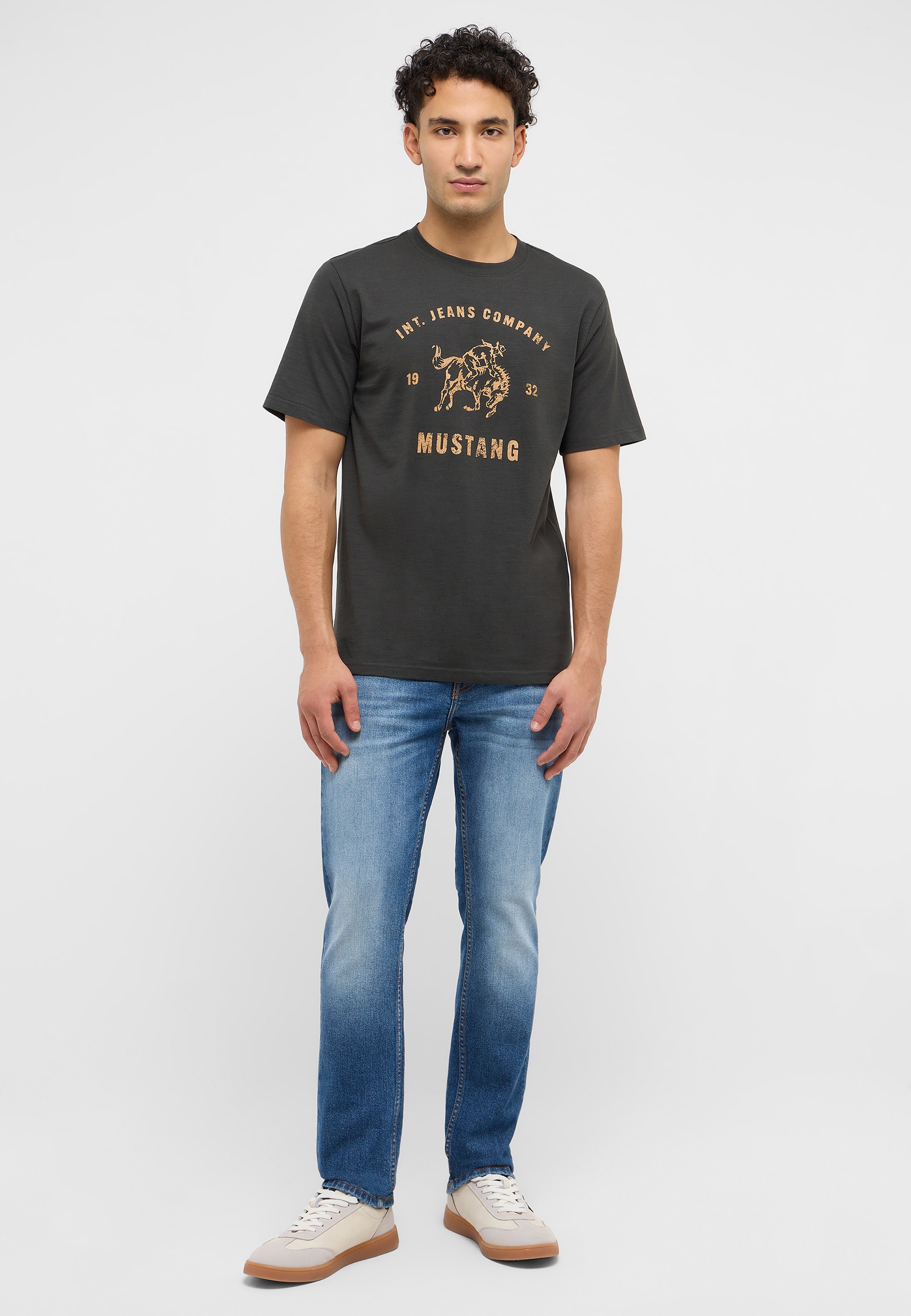 T-shirt, Hosen, Person, Jeans, Stehend